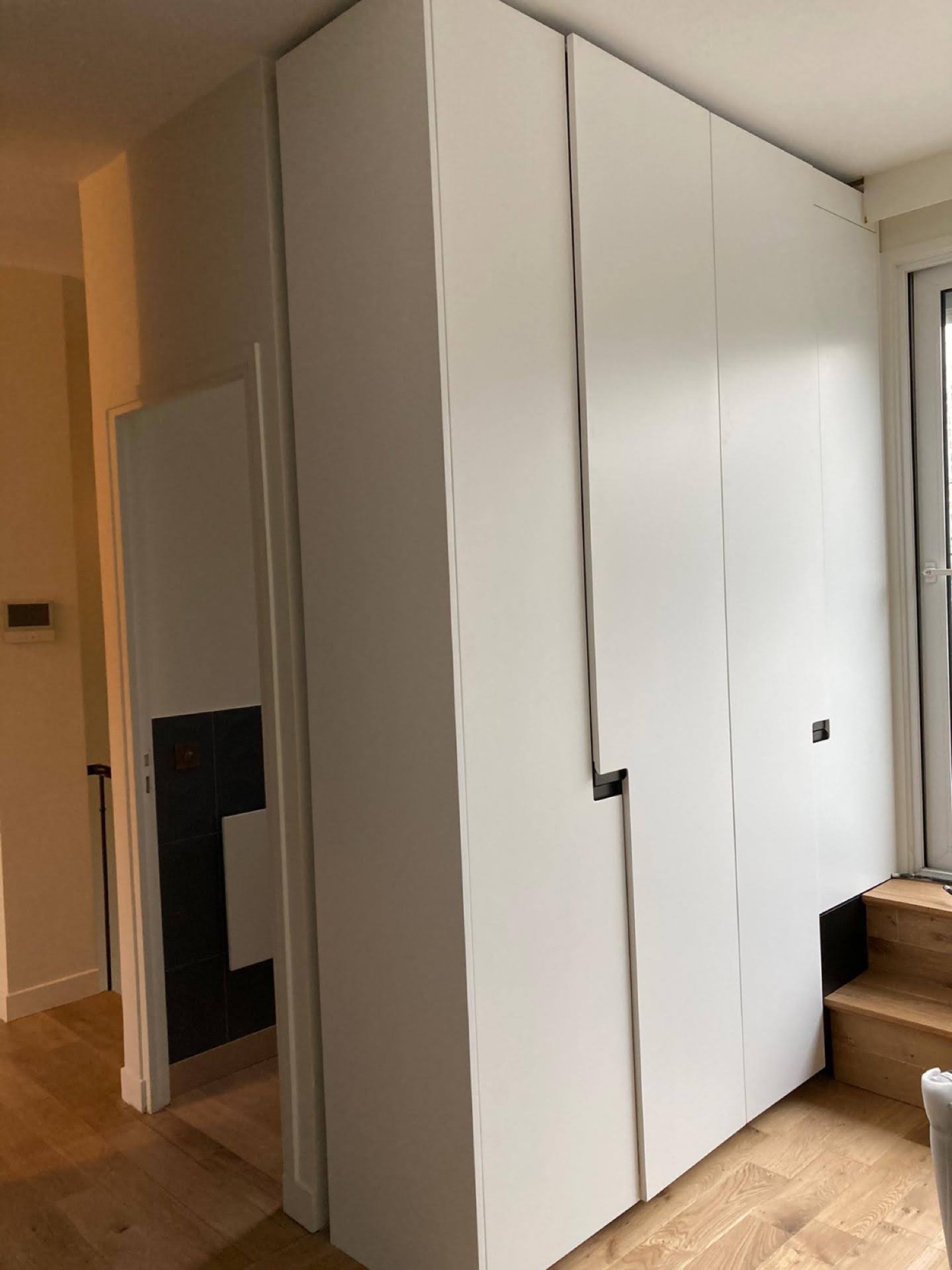 Roupeiro branco alto em quarto moderno