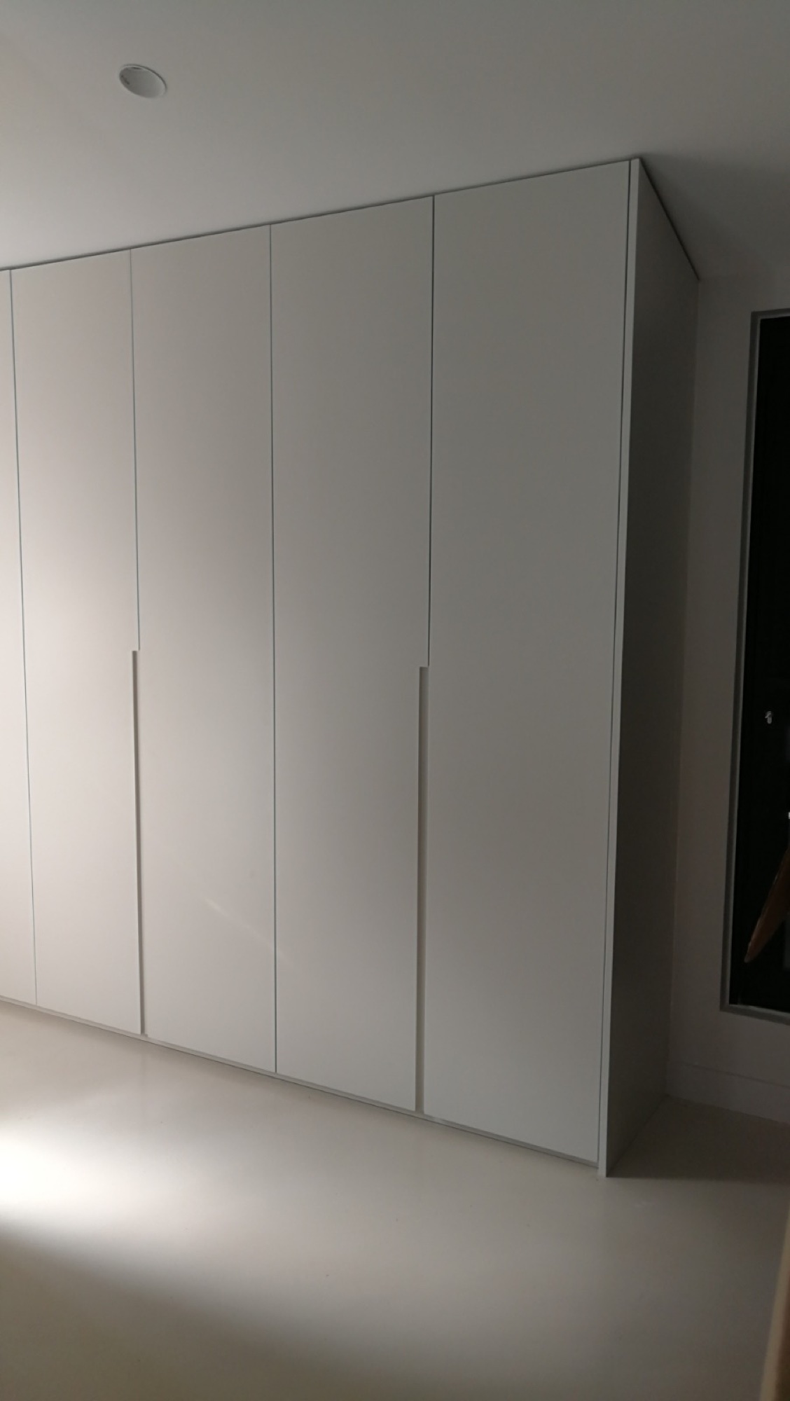 Roupeiro branco de portas batentes sem puxadores