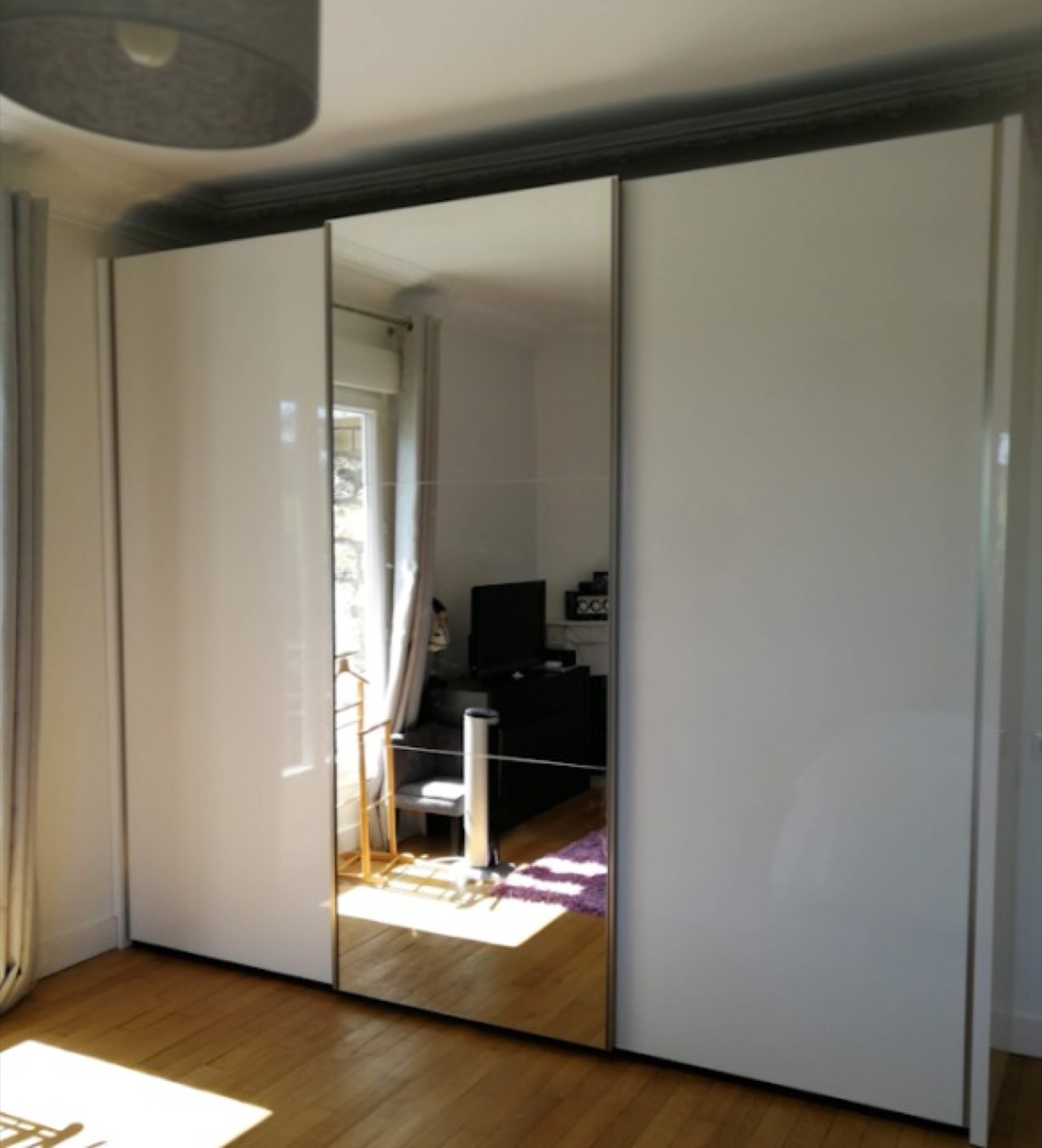 Roupeiro de correr com porta espelhada