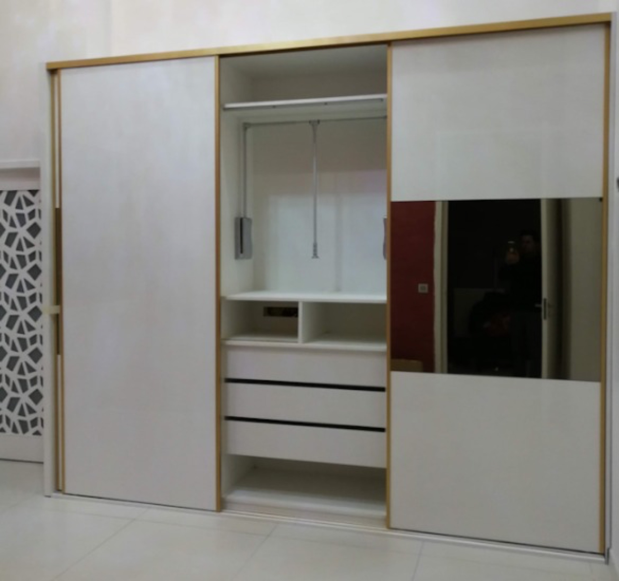 Roupeiro com portas de correr e interior visível