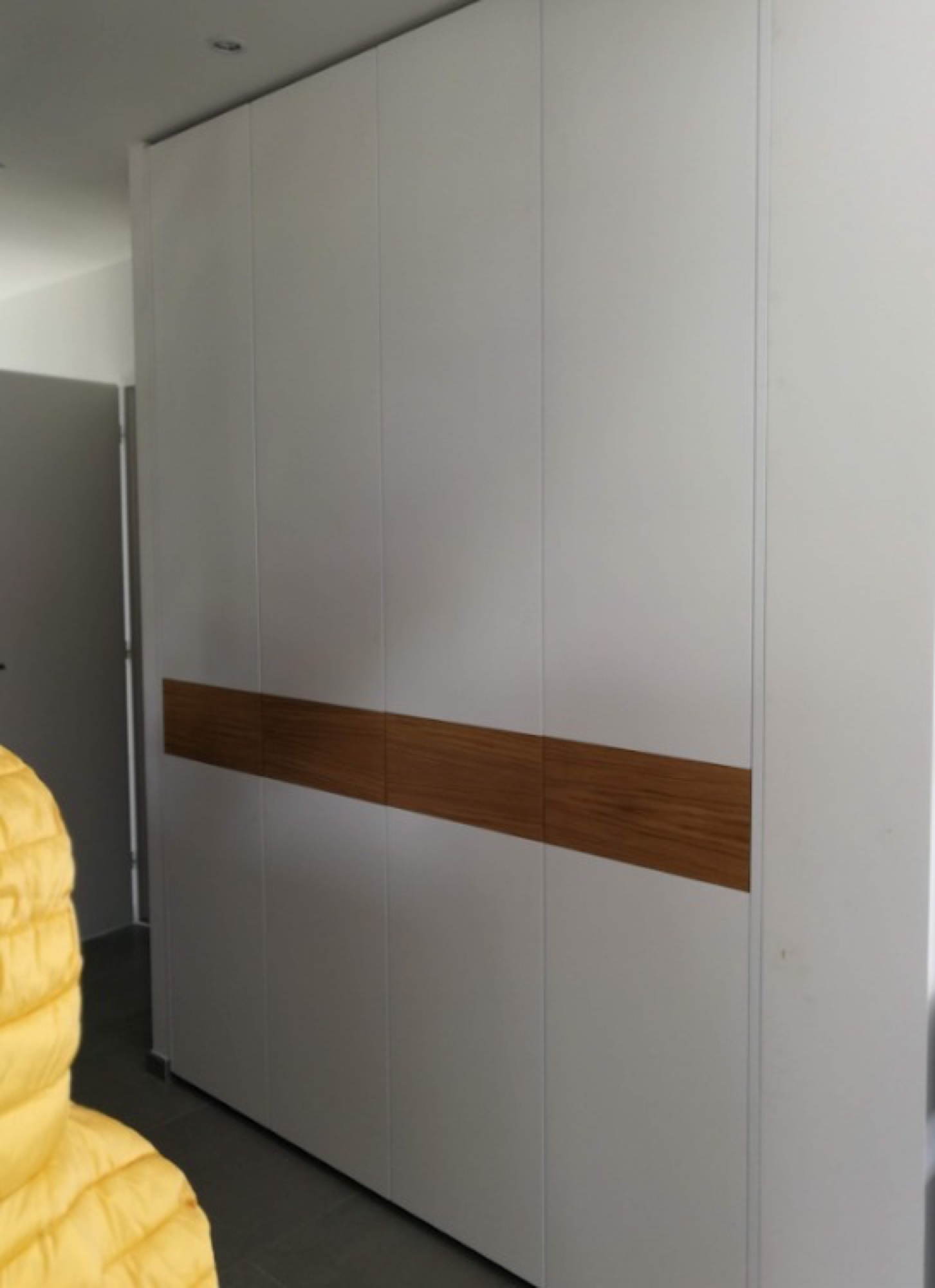 Roupeiro branco com friso em madeira