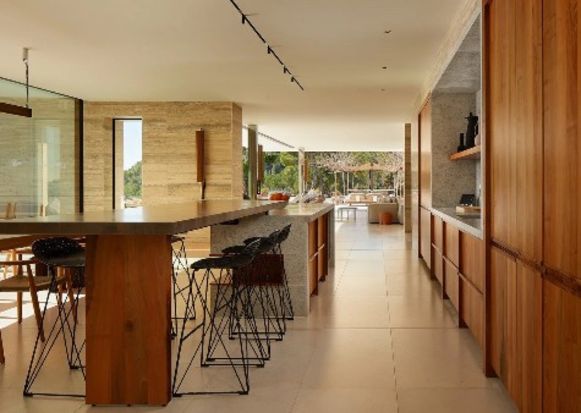 Cozinha aberta com ilha em madeira e bancos