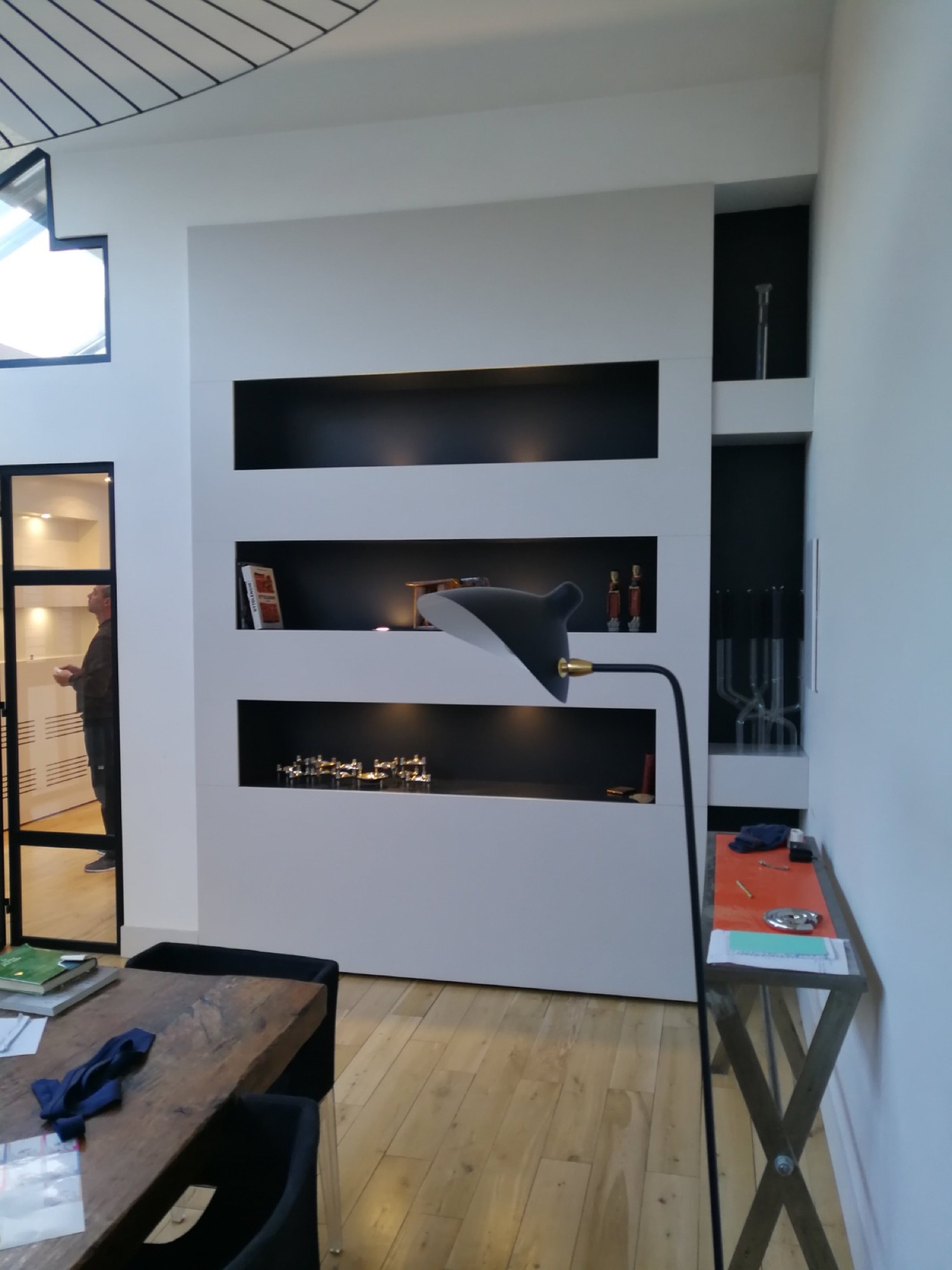 Parede com nichos pretos decorativos