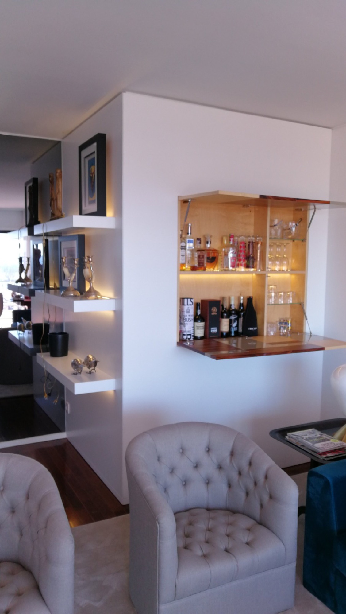 Sala com bar integrado e poltronas estofadas