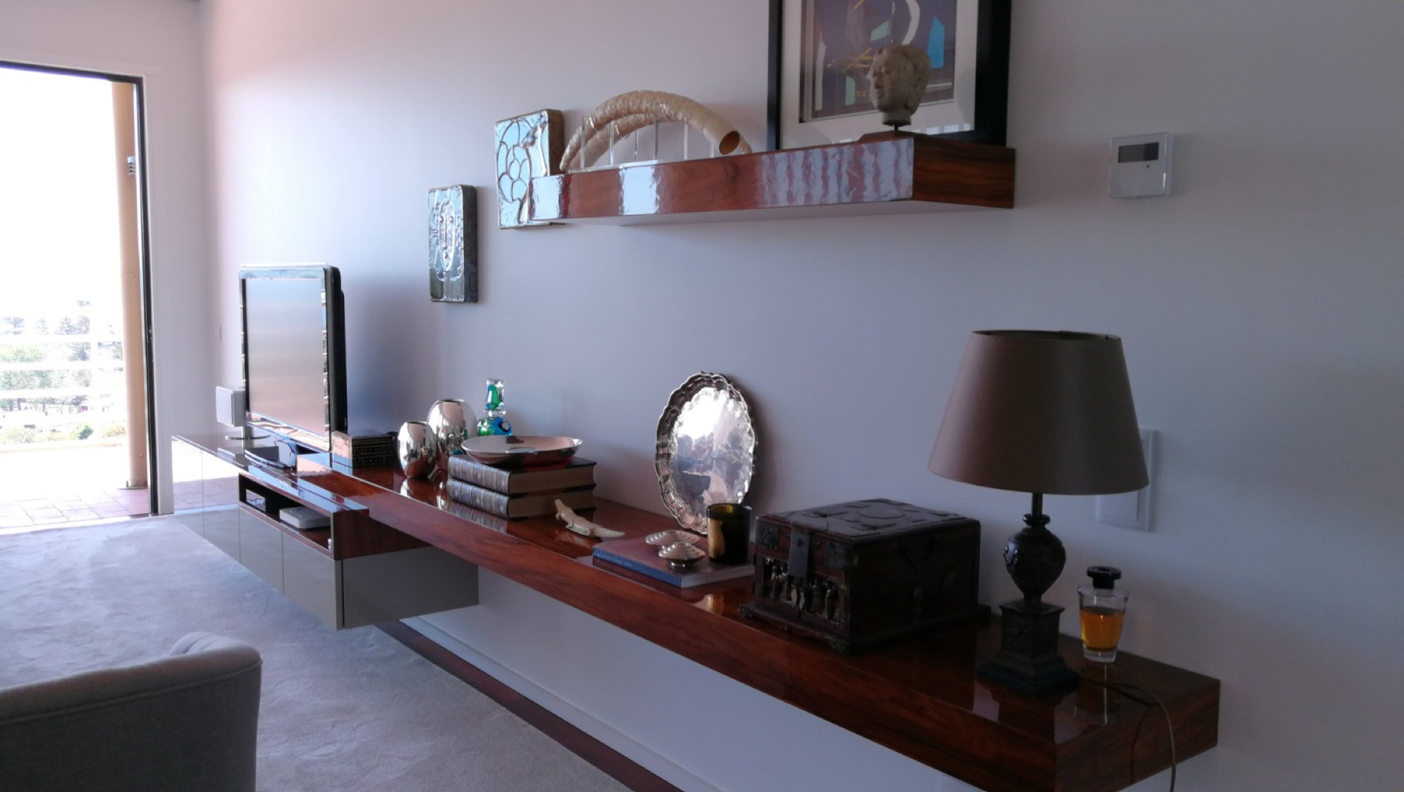 Consola suspensa em madeira com decoração