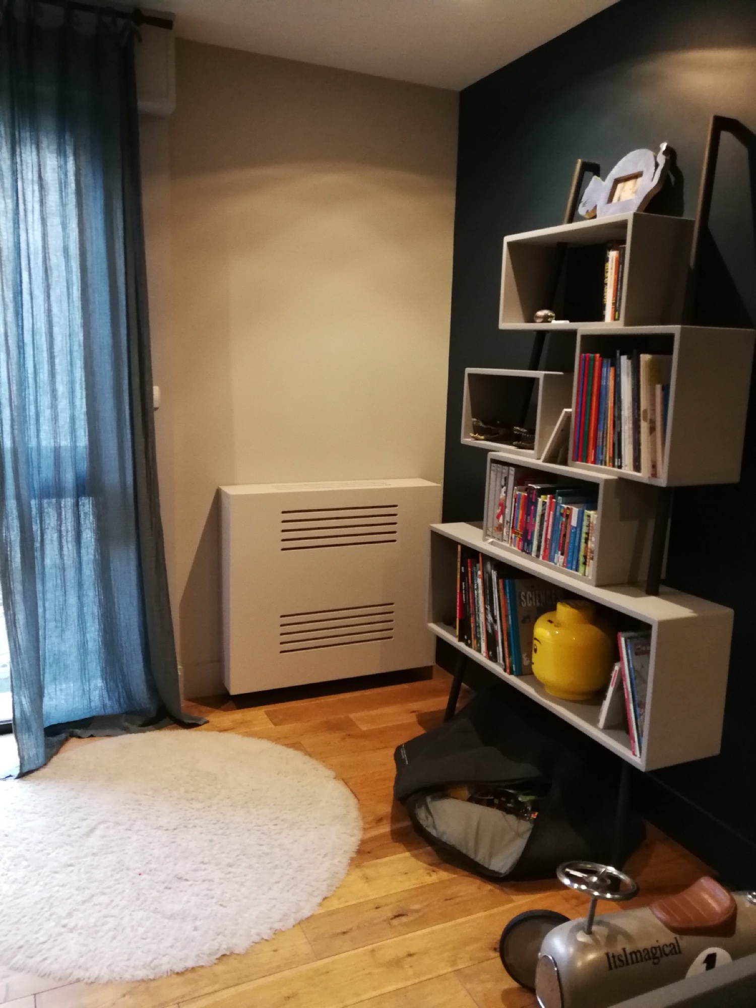 Estante assimétrica branca com livros