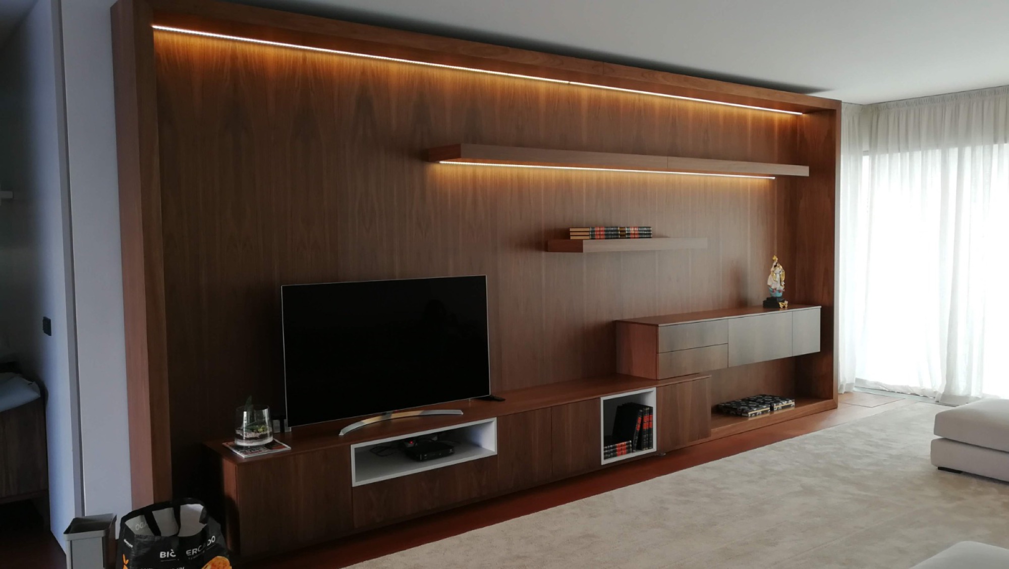 Móvel de TV em madeira com iluminação LED