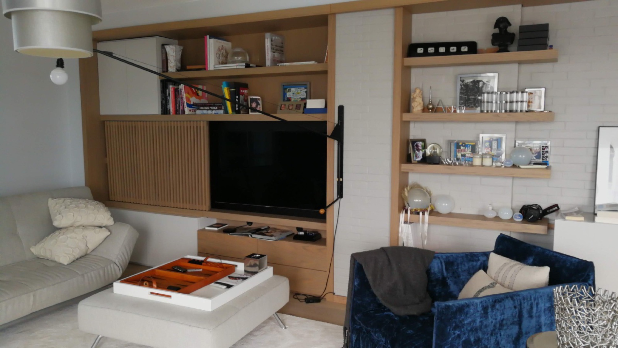 Sala de estar com móvel TV e estantes