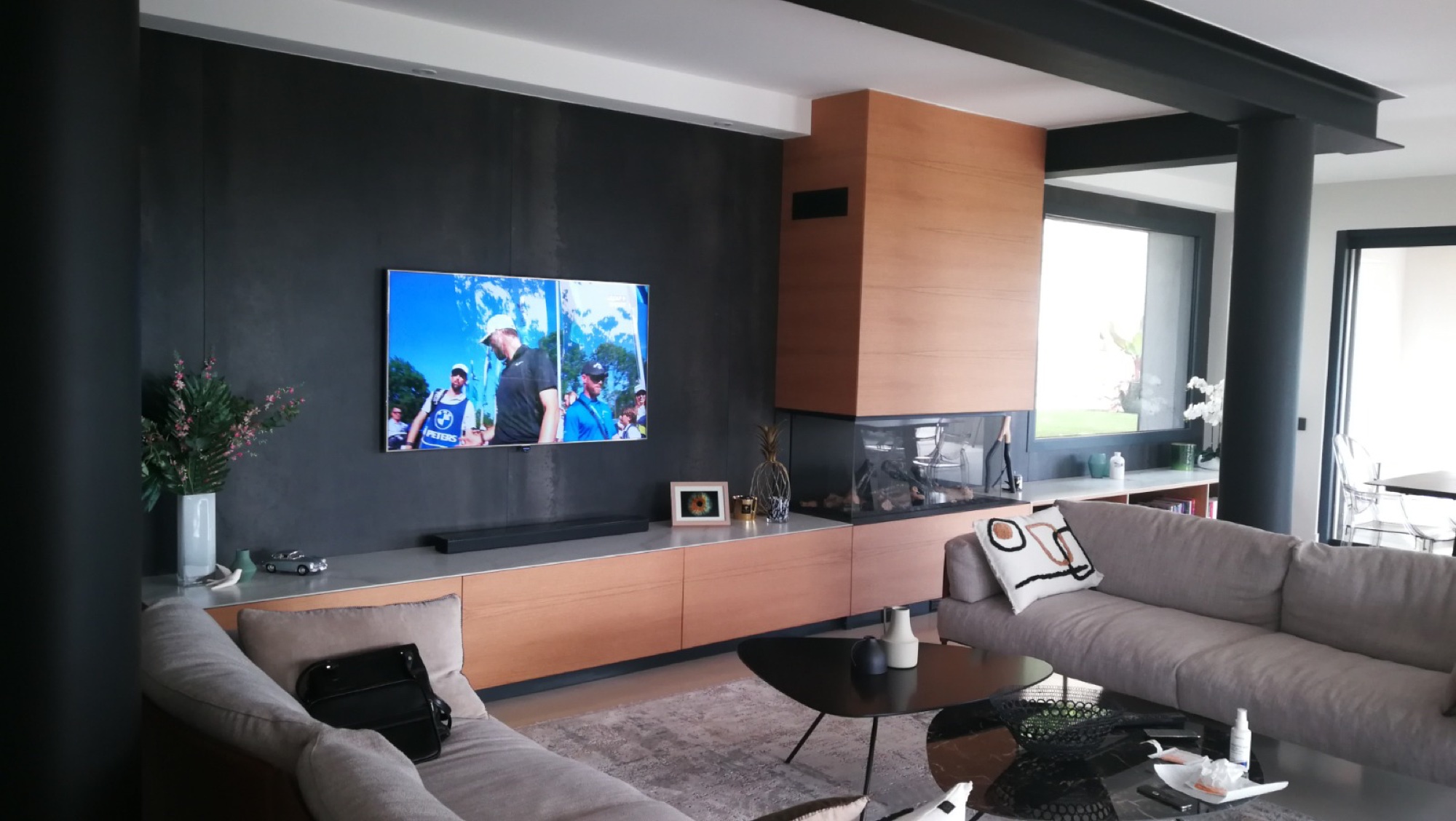 Sala moderna com móvel TV e sofá