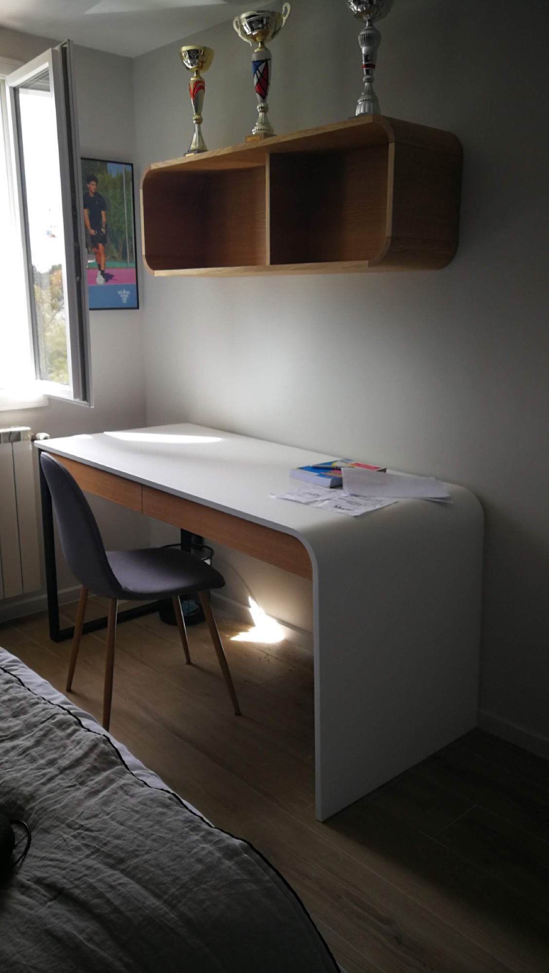 Secretária branca em quarto juvenil