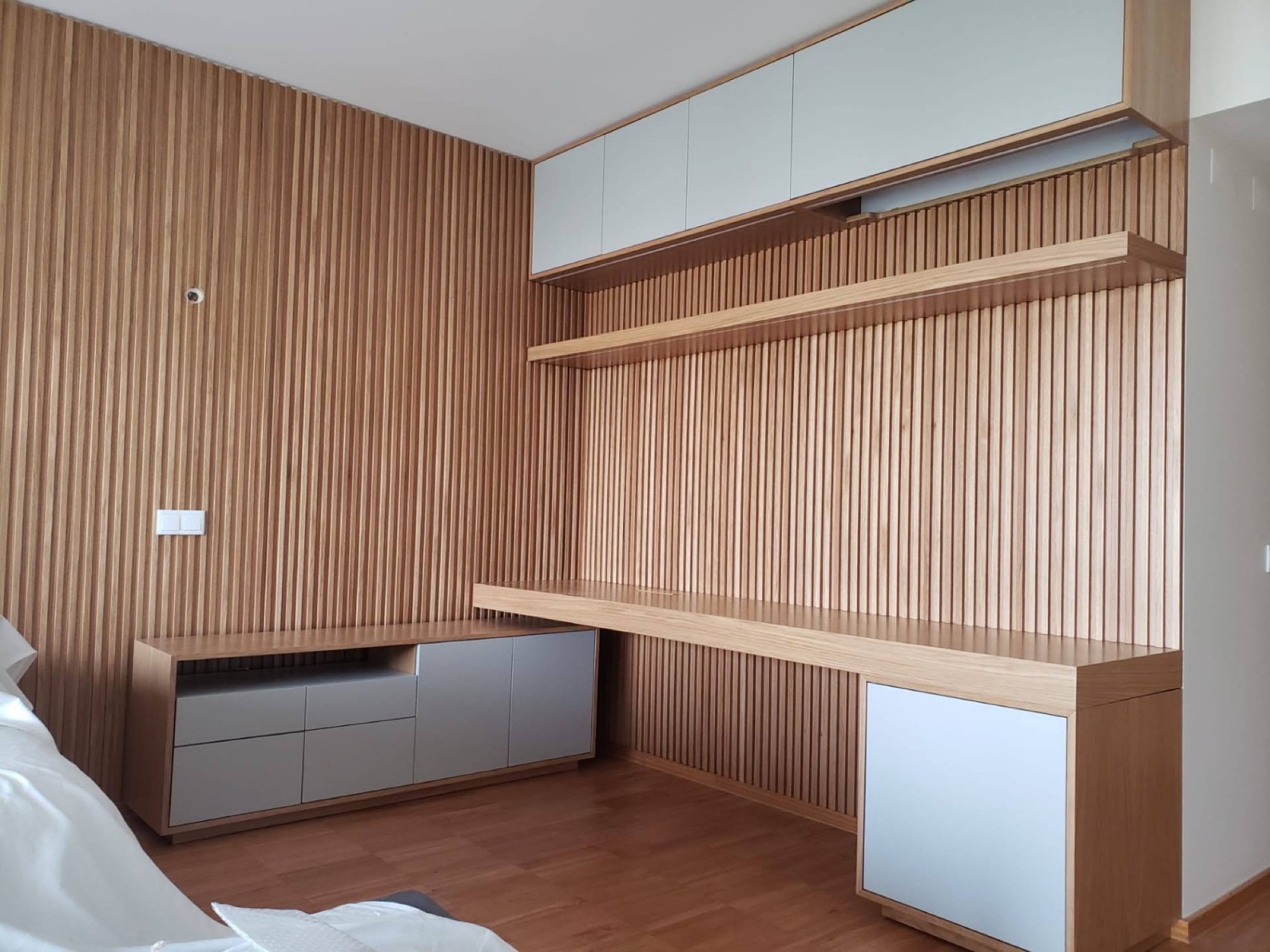 Secretária em madeira com painel ripado