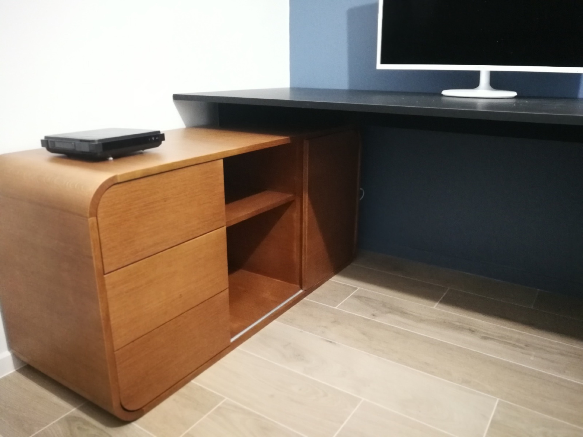 Secretária suspensa com módulo em madeira