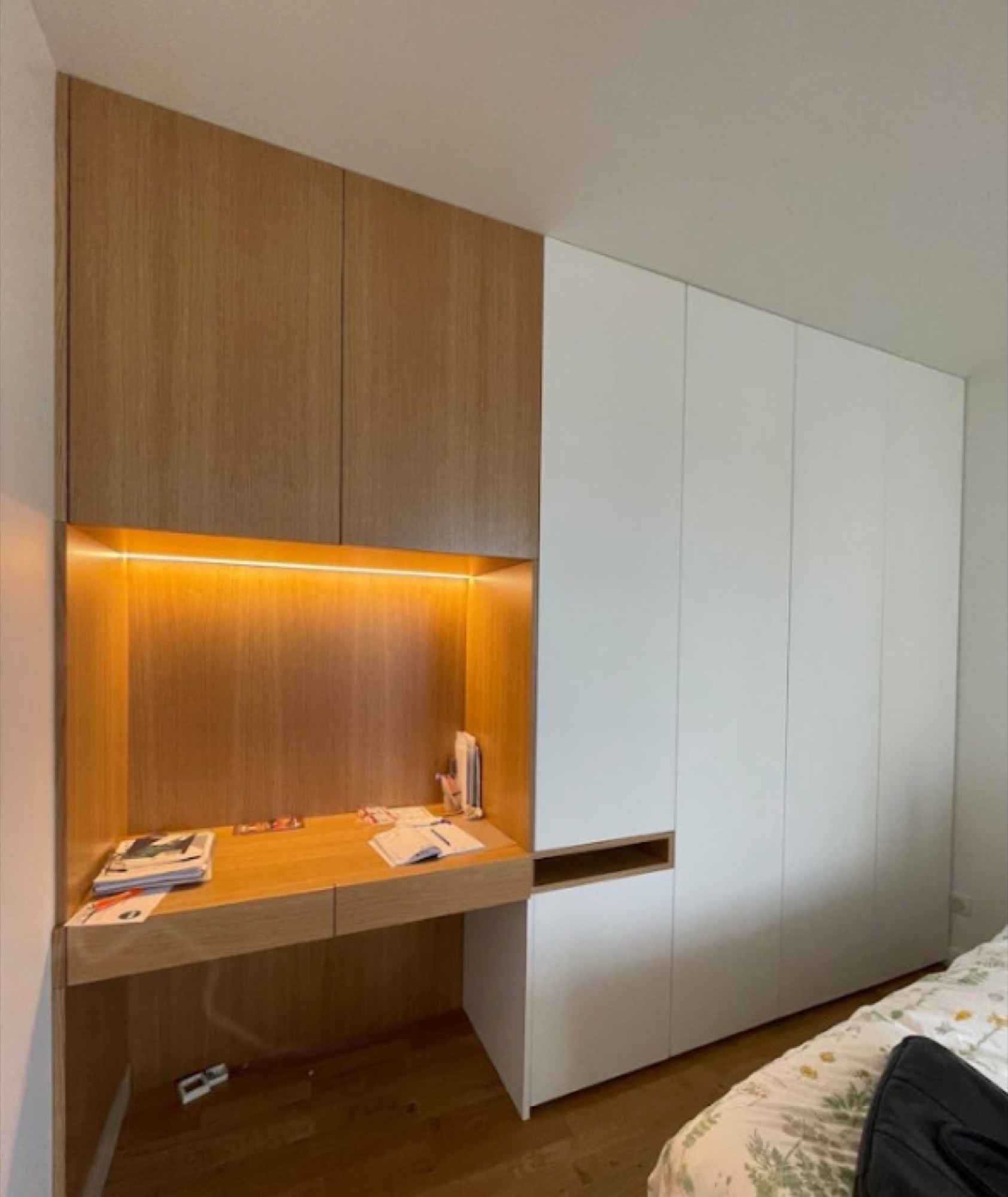 Secretária integrada em roupeiro de quarto