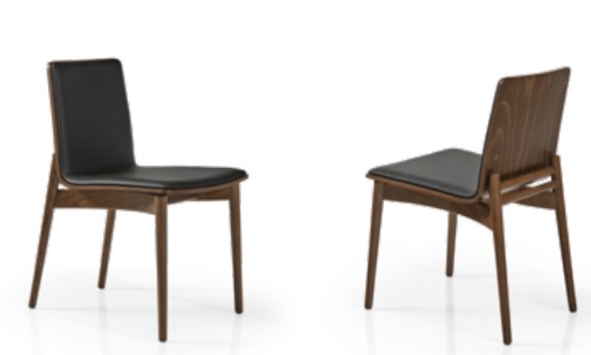 Cadeiras em madeira com assento preto