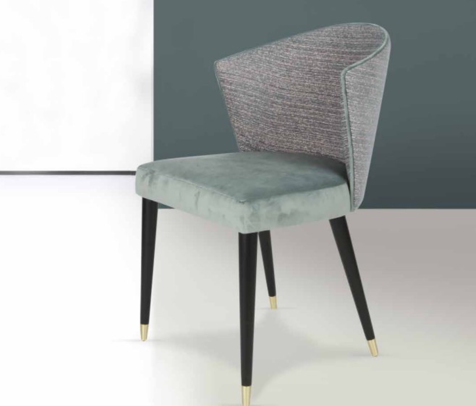 Cadeira verde em veludo com pernas douradas