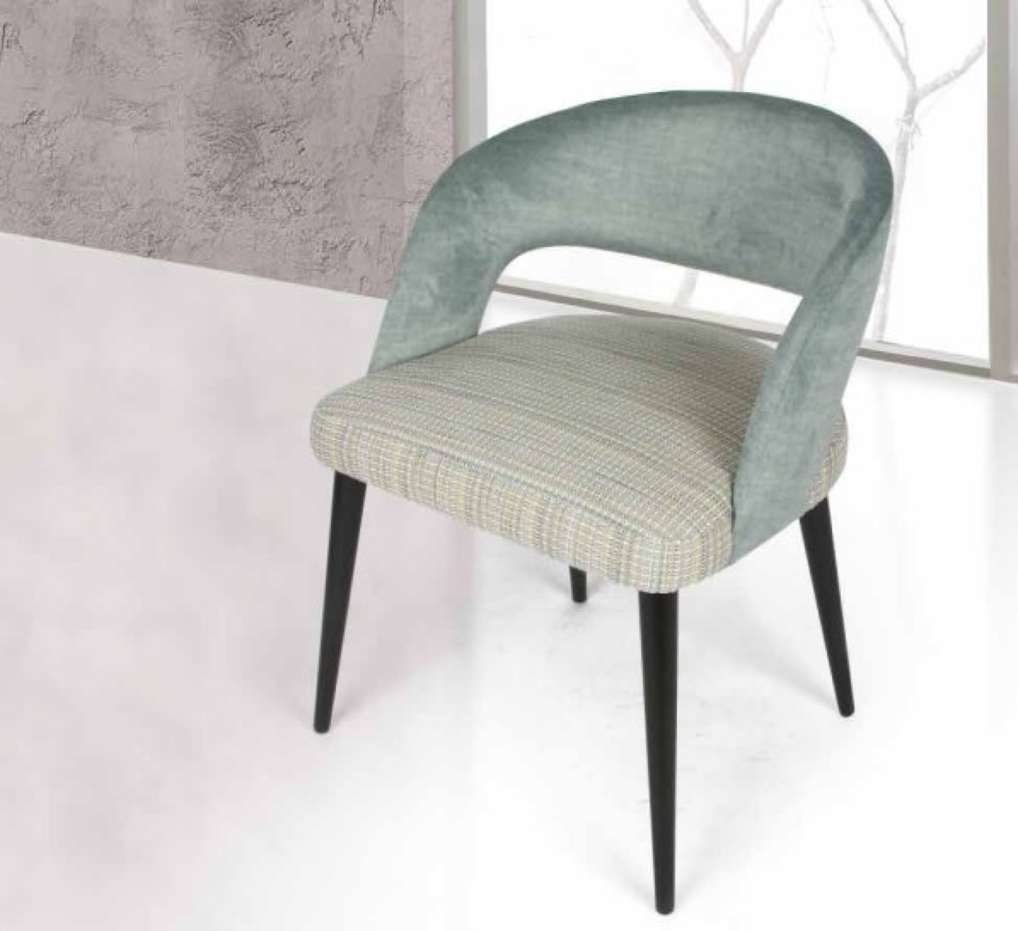 Cadeira estofada verde com padrão xadrez