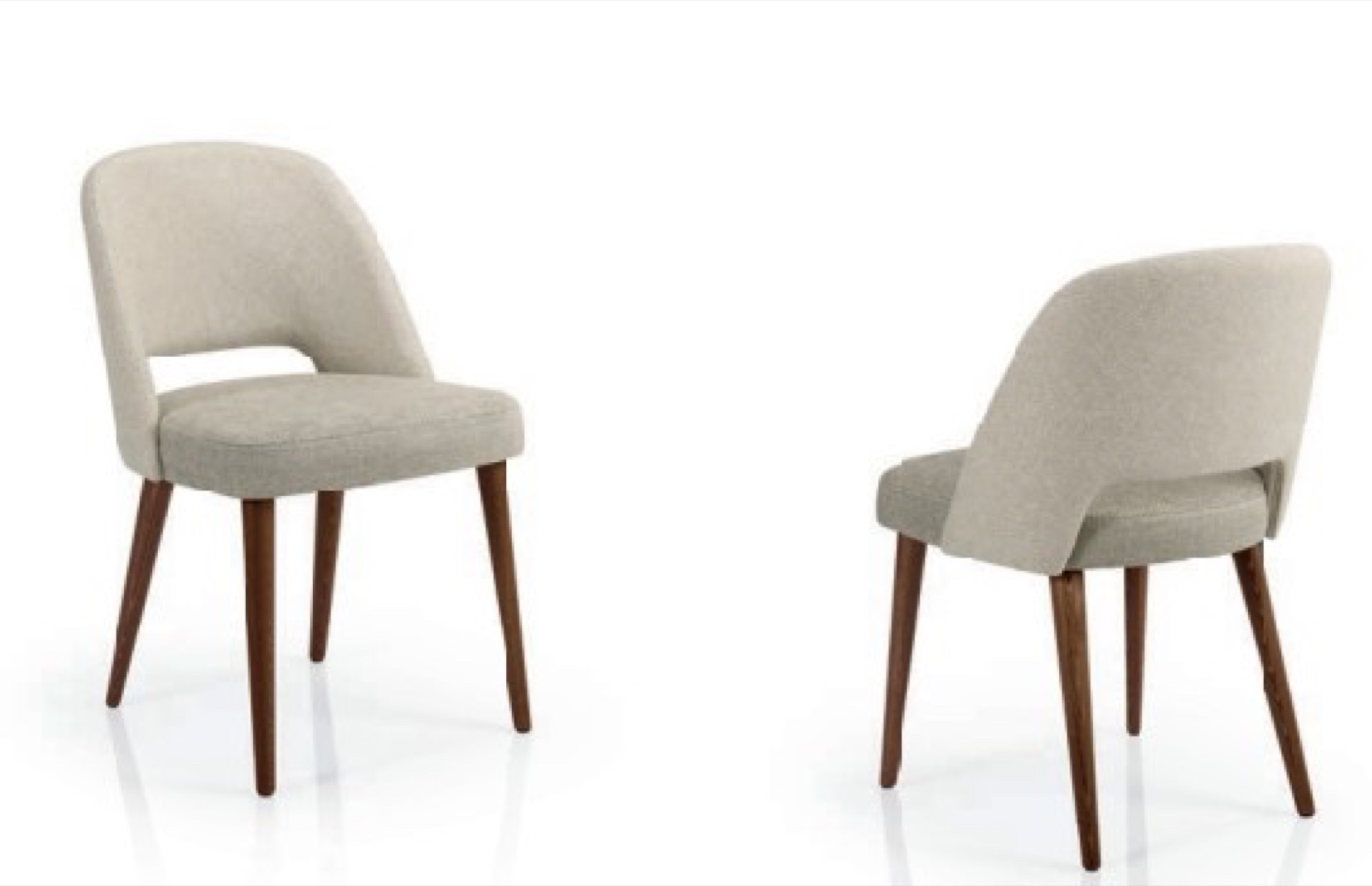 Cadeiras bege com pernas de madeira