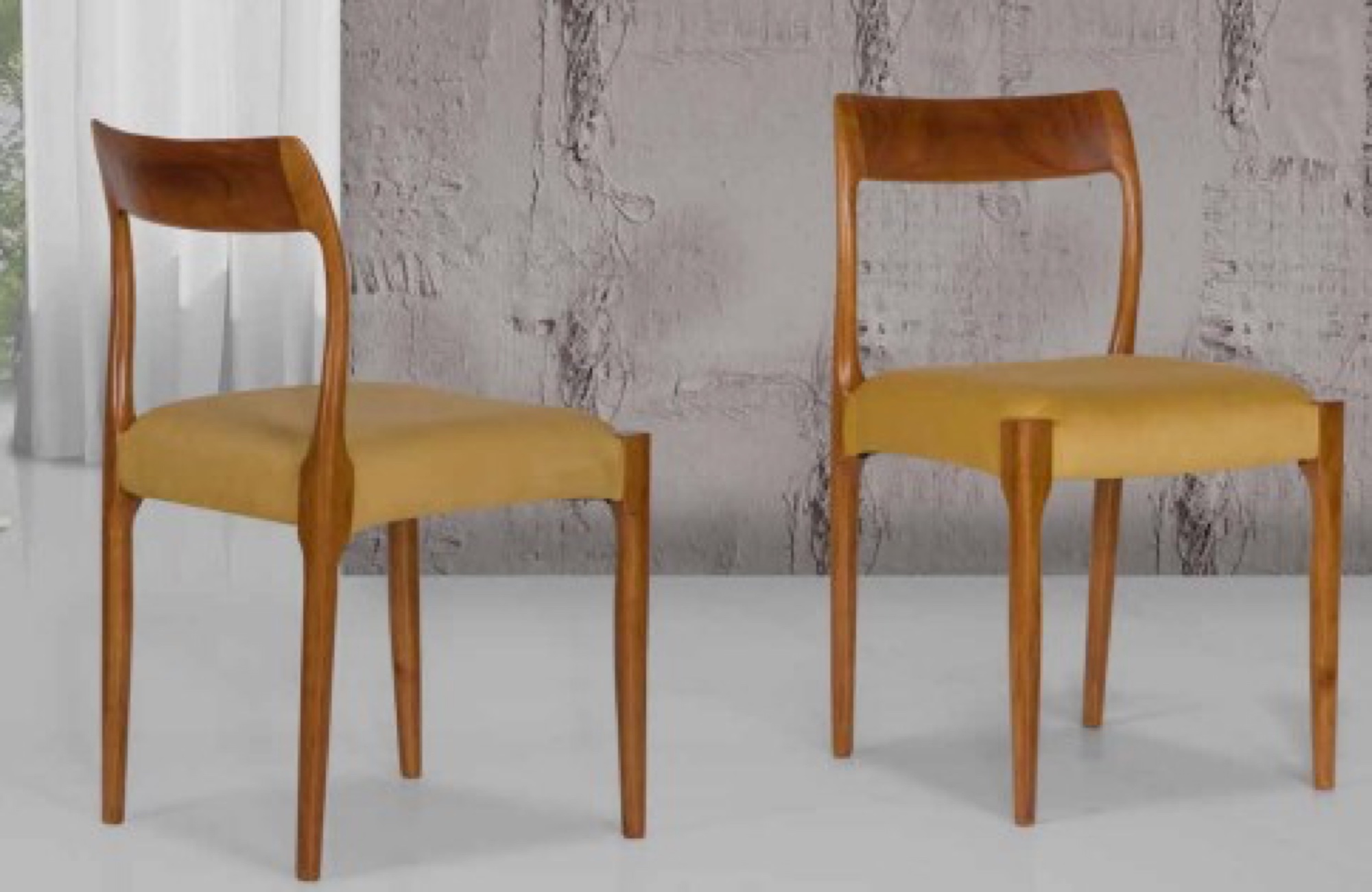 Cadeiras em madeira com assento amarelo