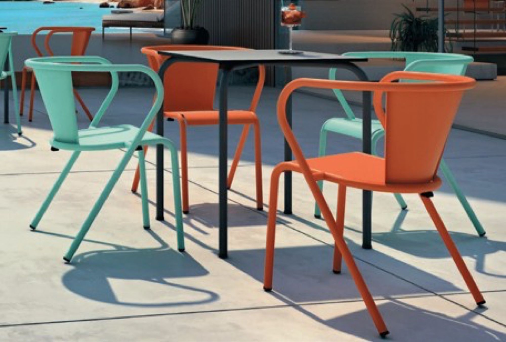 Cadeiras de exterior coloridas em esplanada
