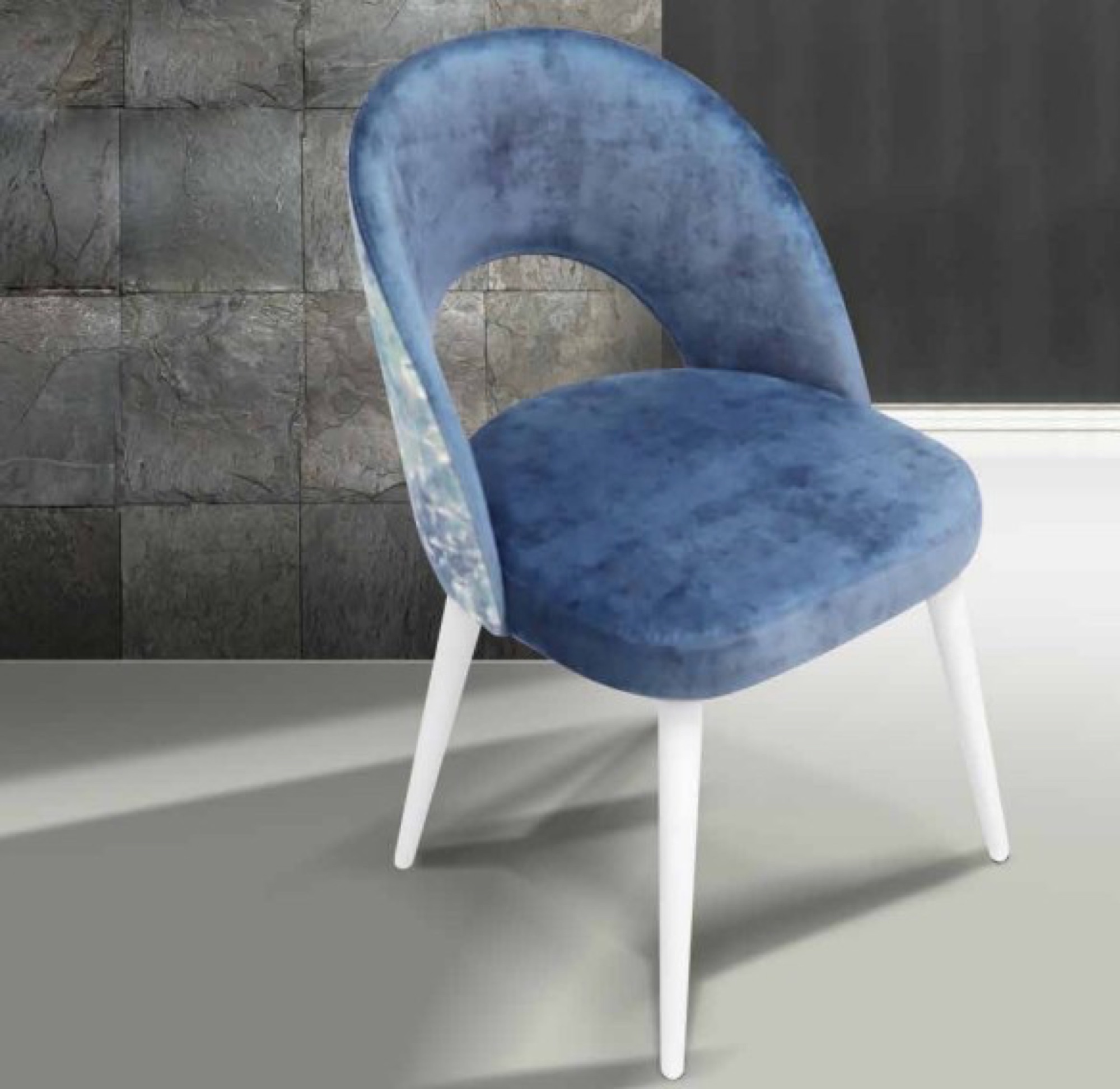 Cadeira em veludo azul com pernas brancas
