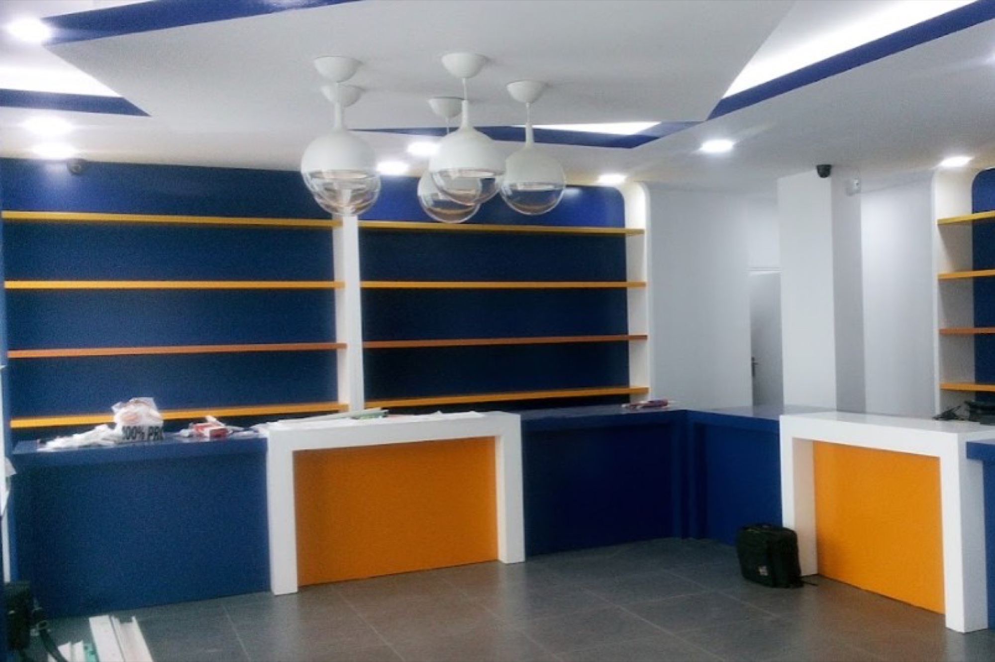 Loja com prateleiras azuis e balcão