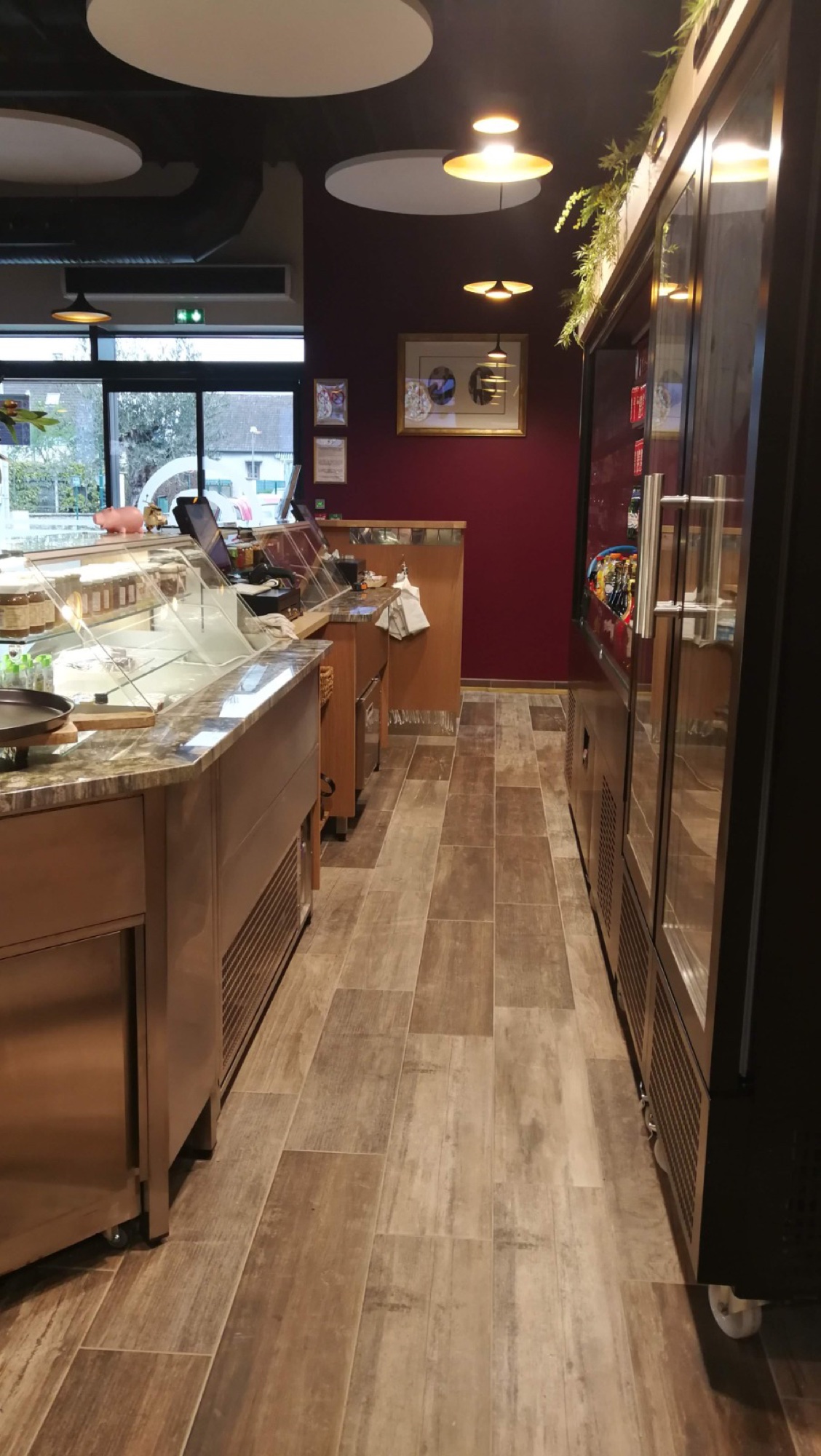 Interior de cafetaria com balcão