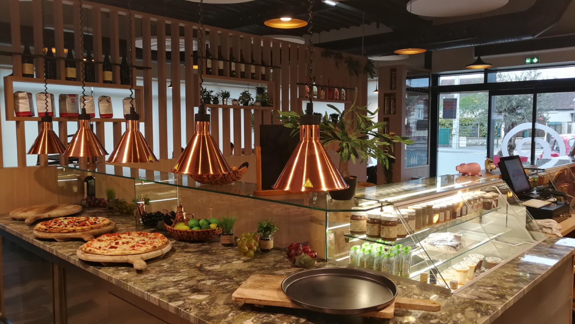 Balcão de pizzaria com candeeiros cobre