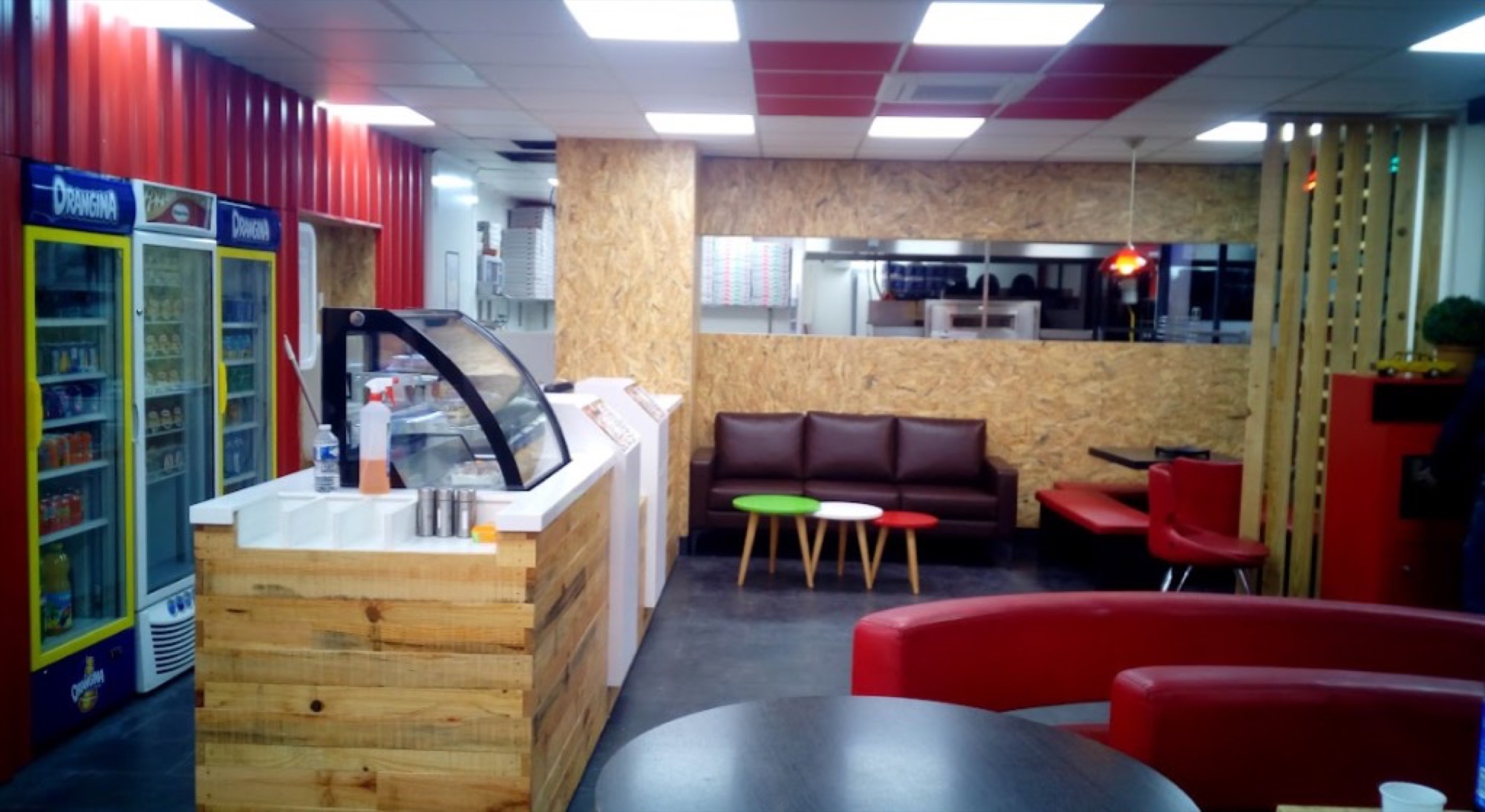 Snack-bar com frigoríficos e sofás