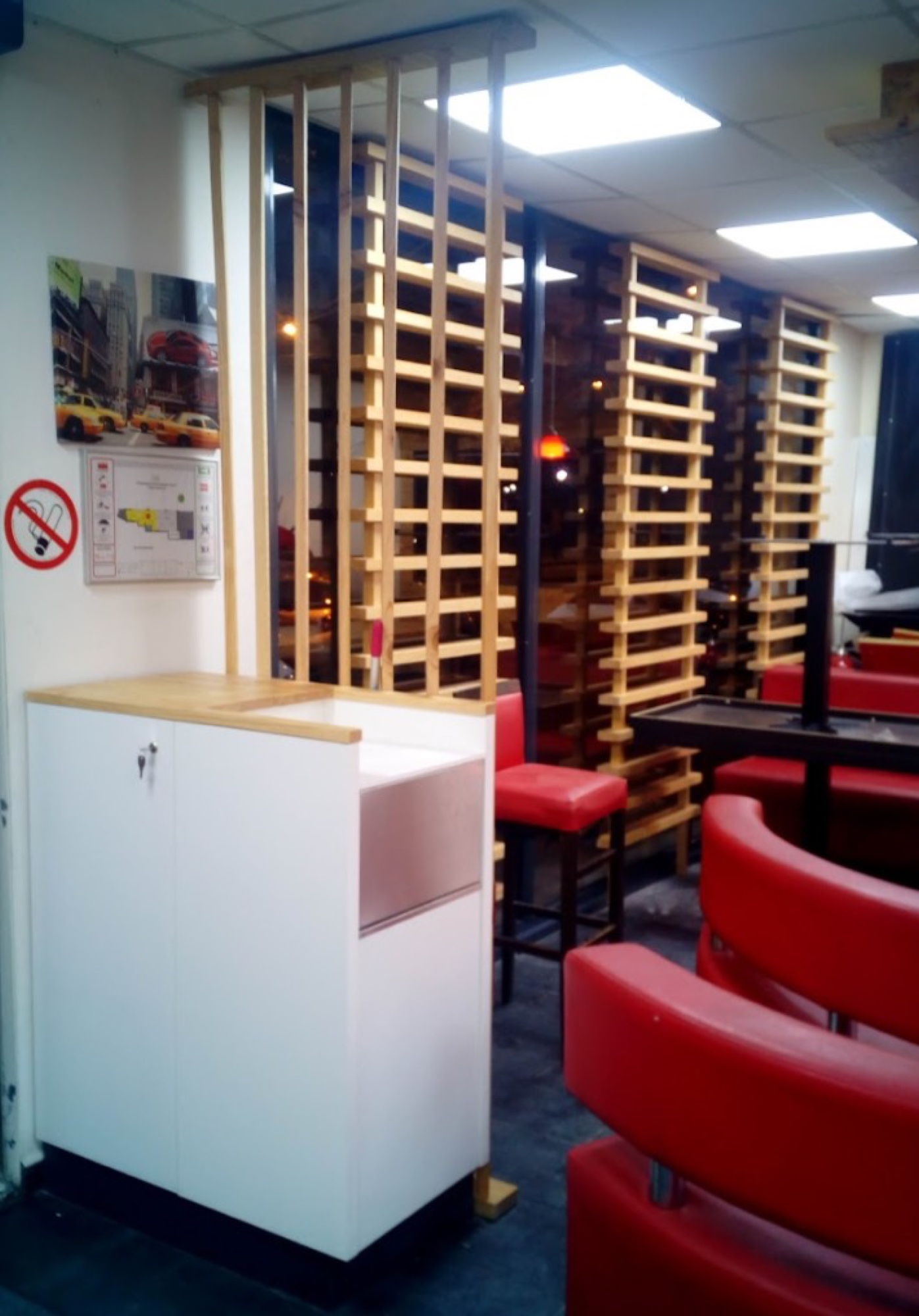 Zona de bar com divisórias em madeira