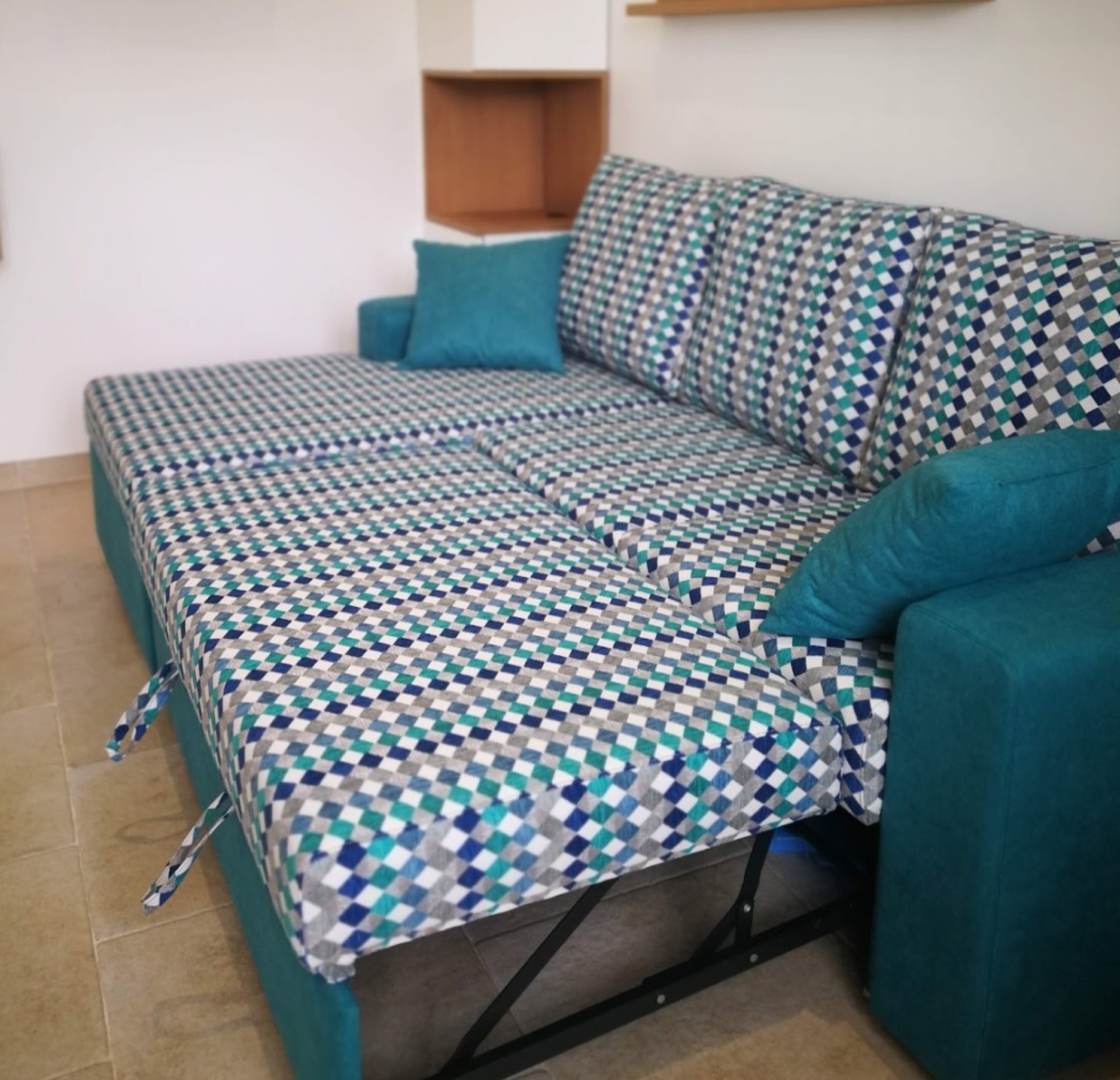 Sofá cama aberto com padrão geométrico