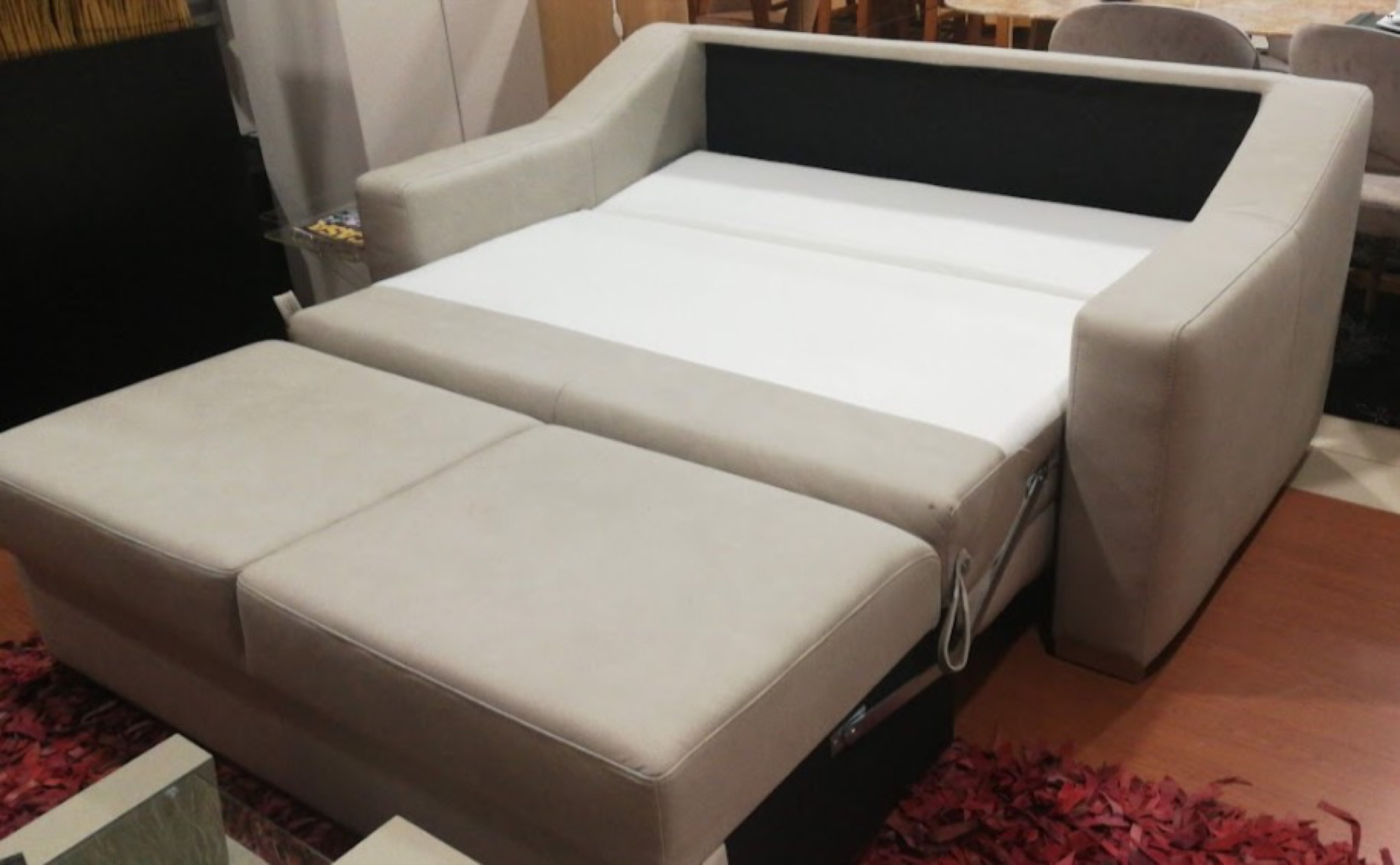 Sofá cama aberto bege com estrutura extensível