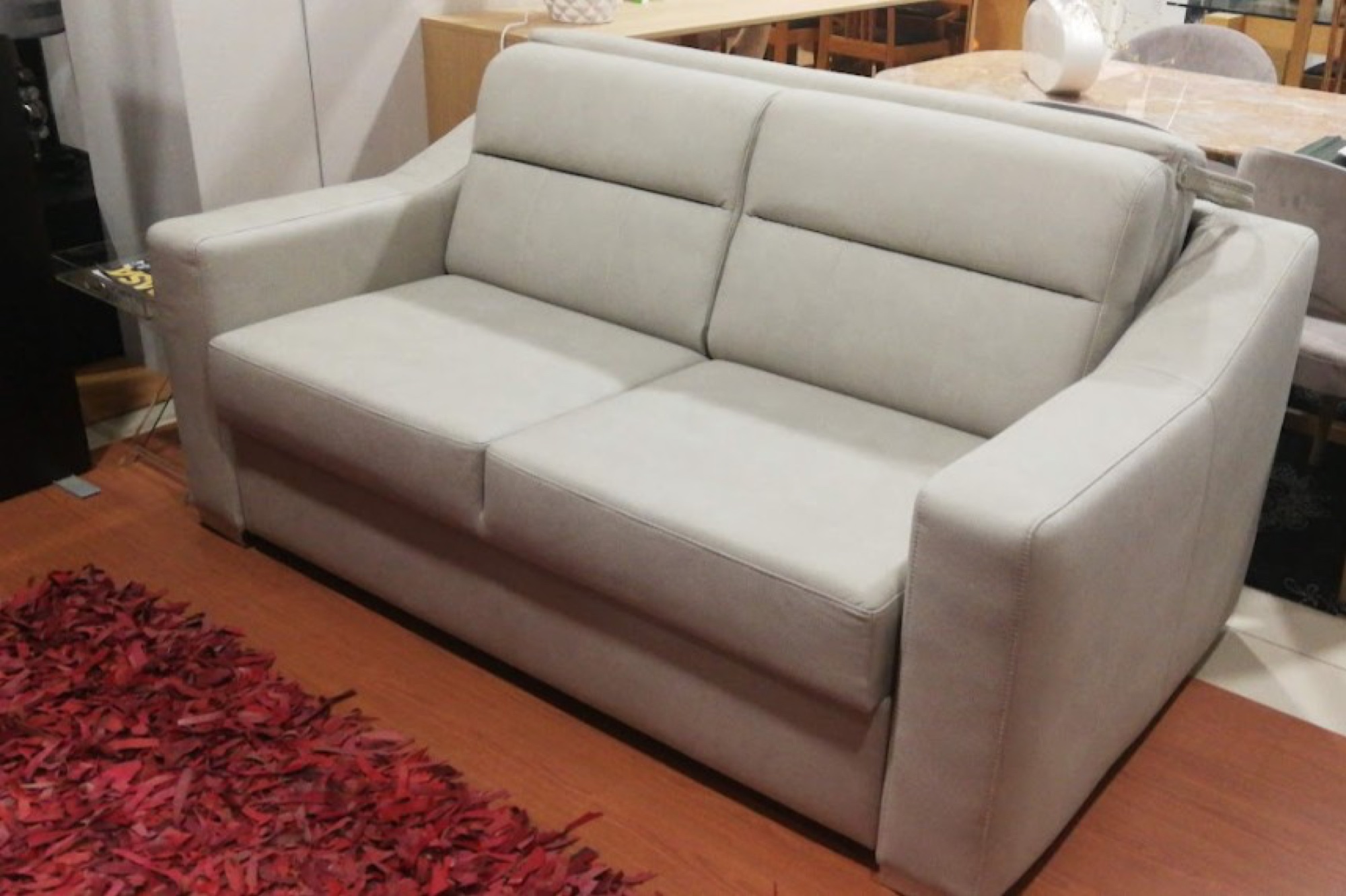 Sofá de dois lugares bege compacto