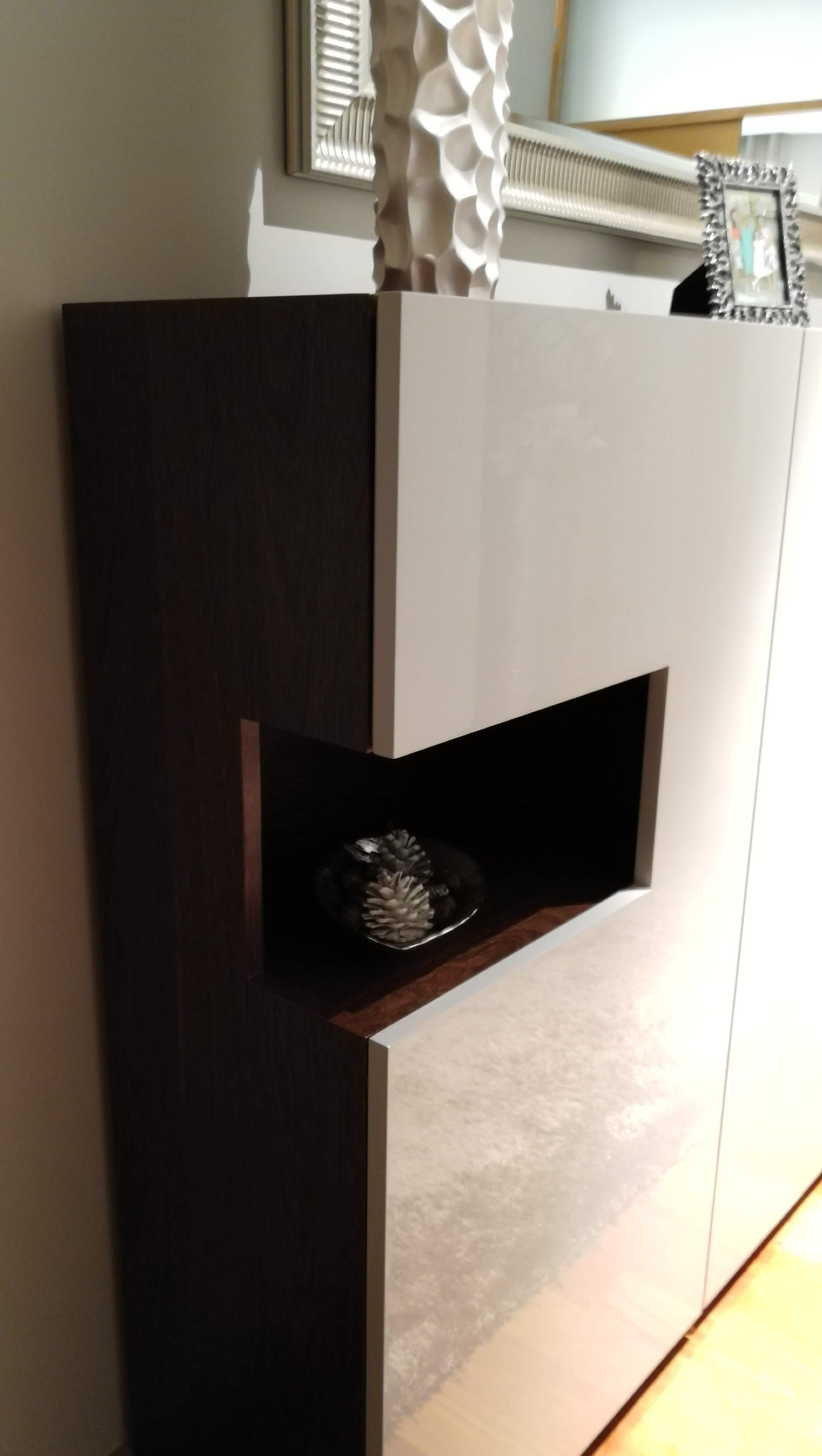 Aparador de entrada em dois tons com lateral em wenge e frentes em lacado branco brilhante