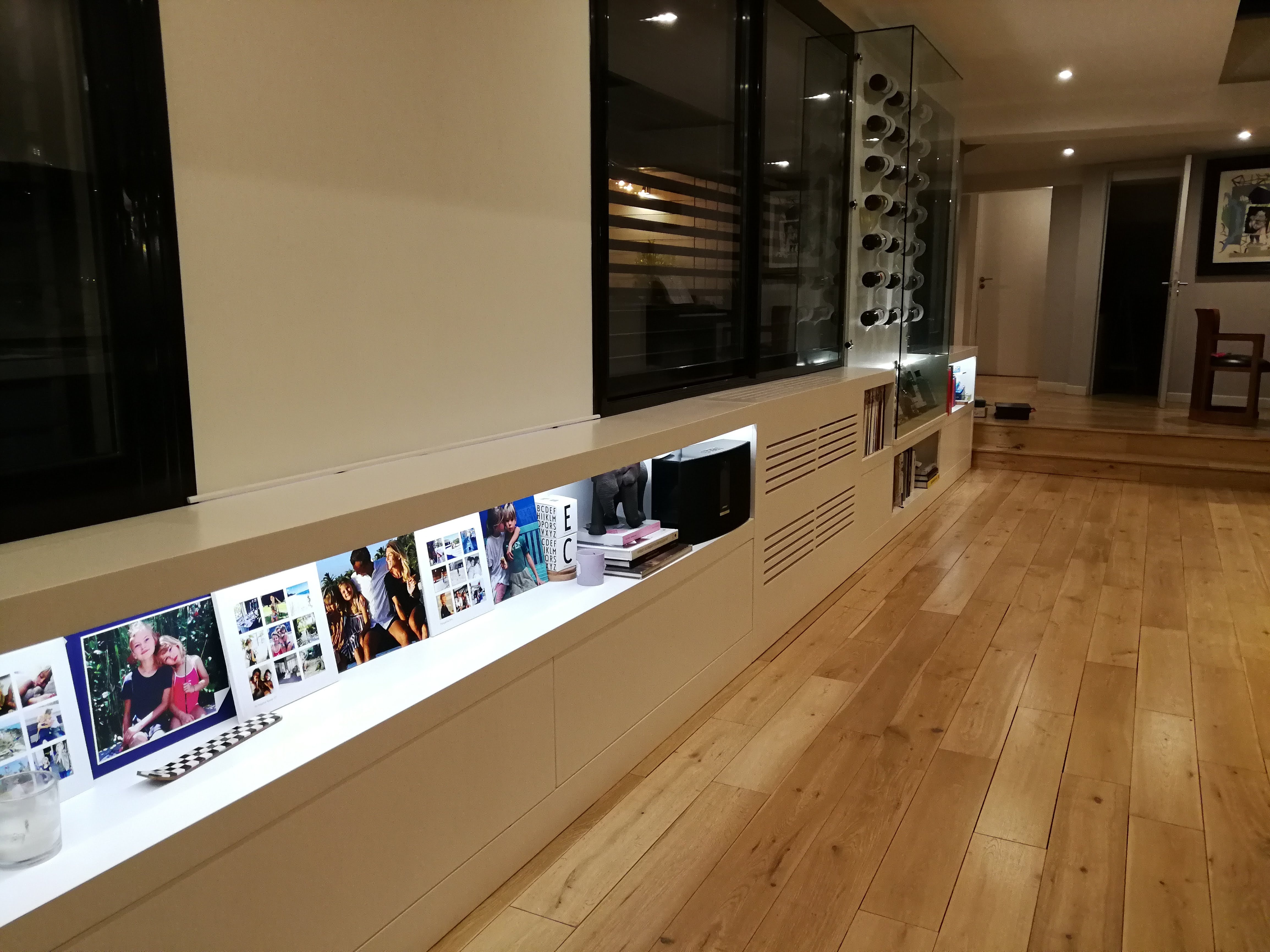 Movel baixo branco com prateleiras iluminadas, garrafeira vertical em vidro