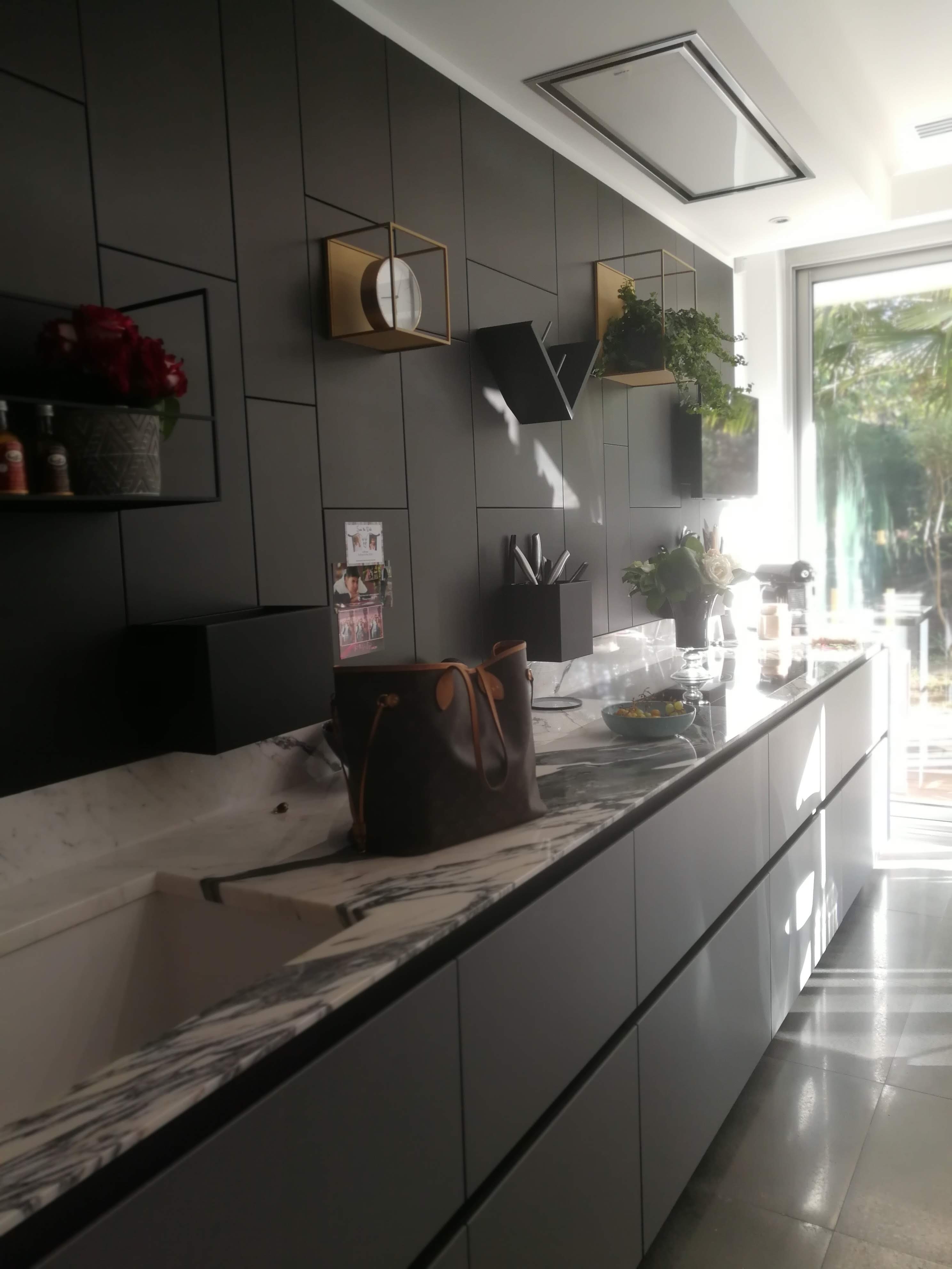 Parede de colunas em nogueira com forno embutido e garrafeira de vinhos em inox