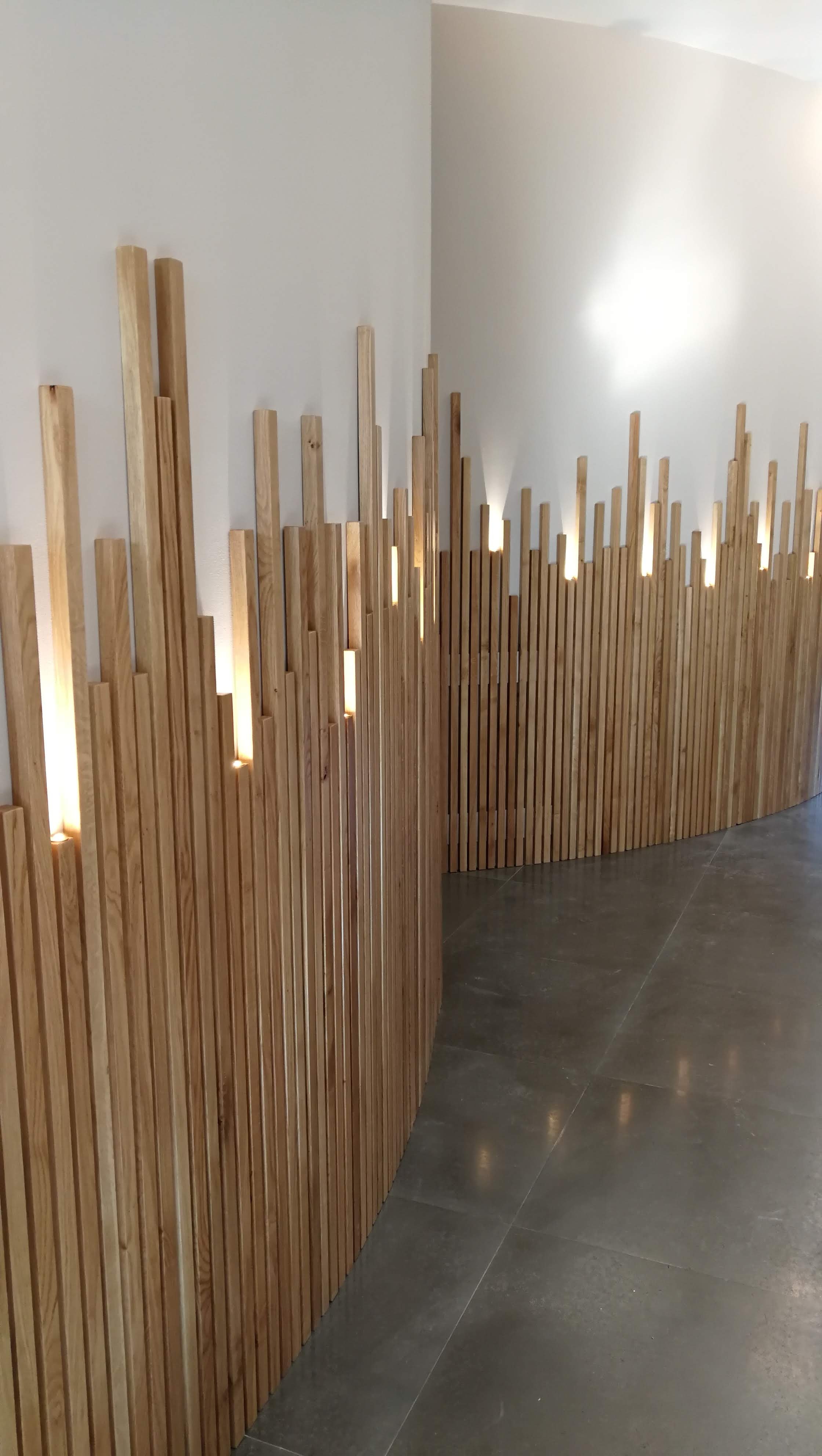 Outro angulo do aparador com fachada em ripas facetadas de nogueira e carvalho