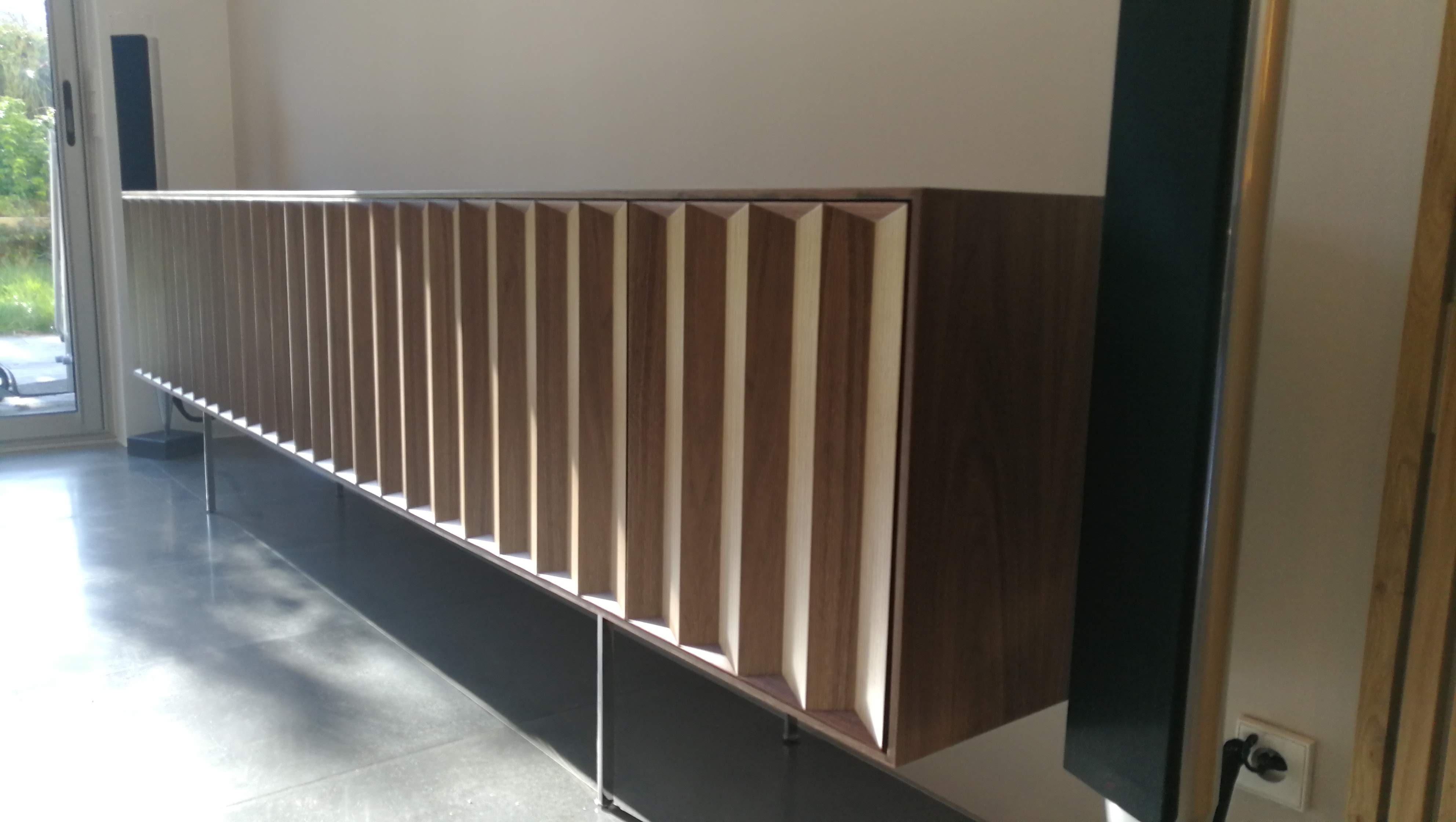 Aparador suspenso com ripas tridimensionais alternando nogueira escura e carvalho claro