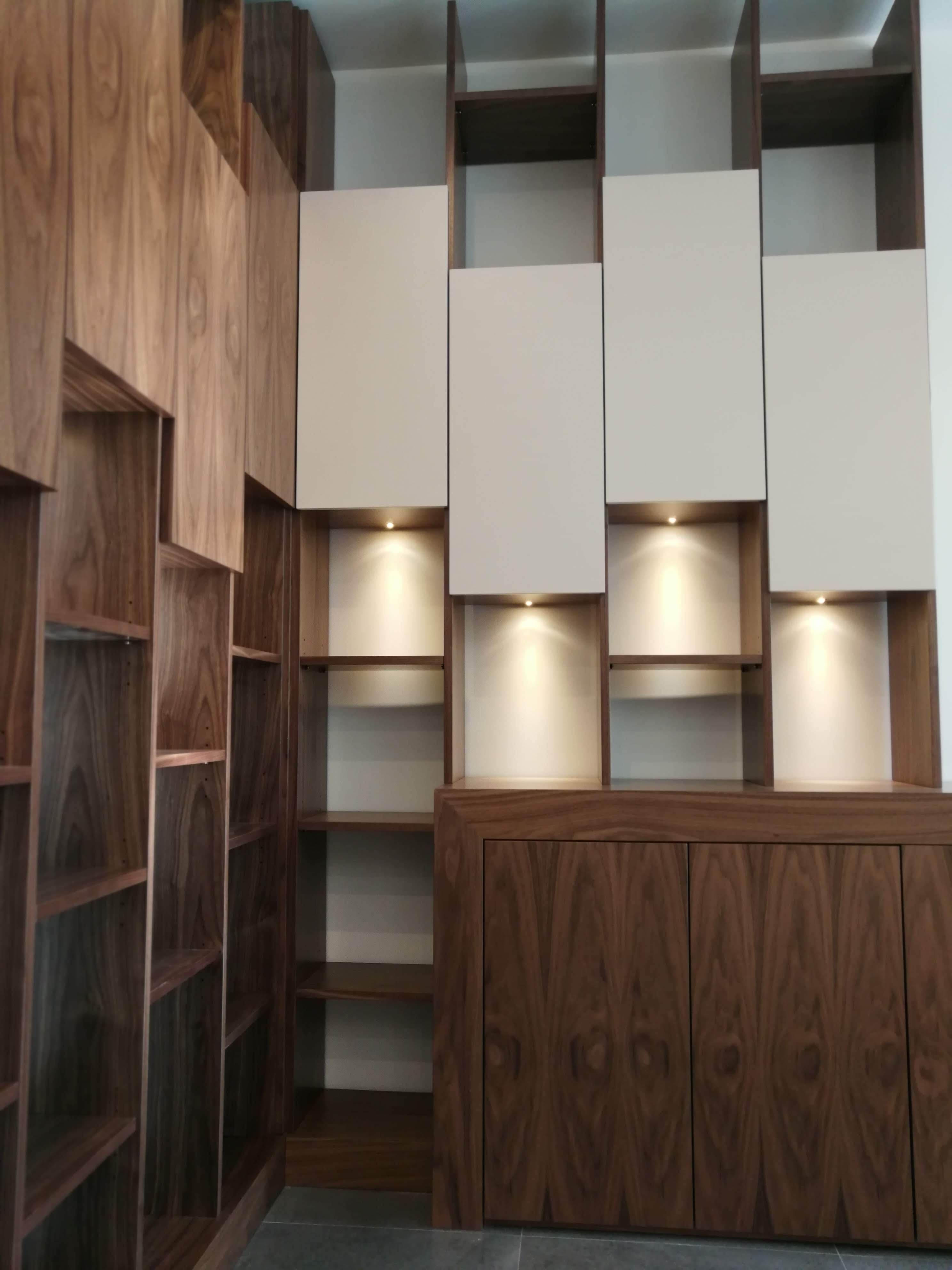 Estante modular em nogueira com nichos abertos e portas lacadas bege com iluminacao