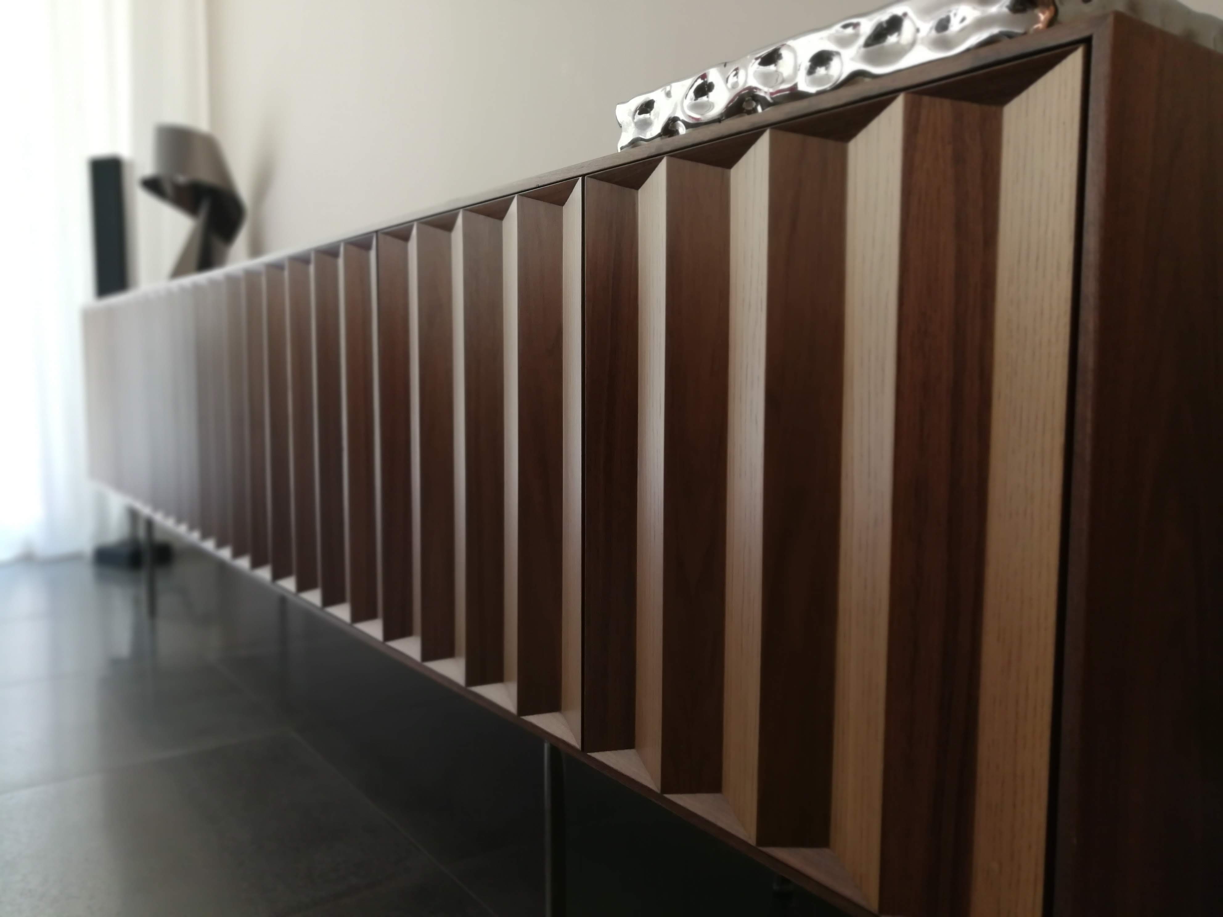 Escritorio com estante modular em nogueira, secretaria, poltrona Eames em pele preta e livros