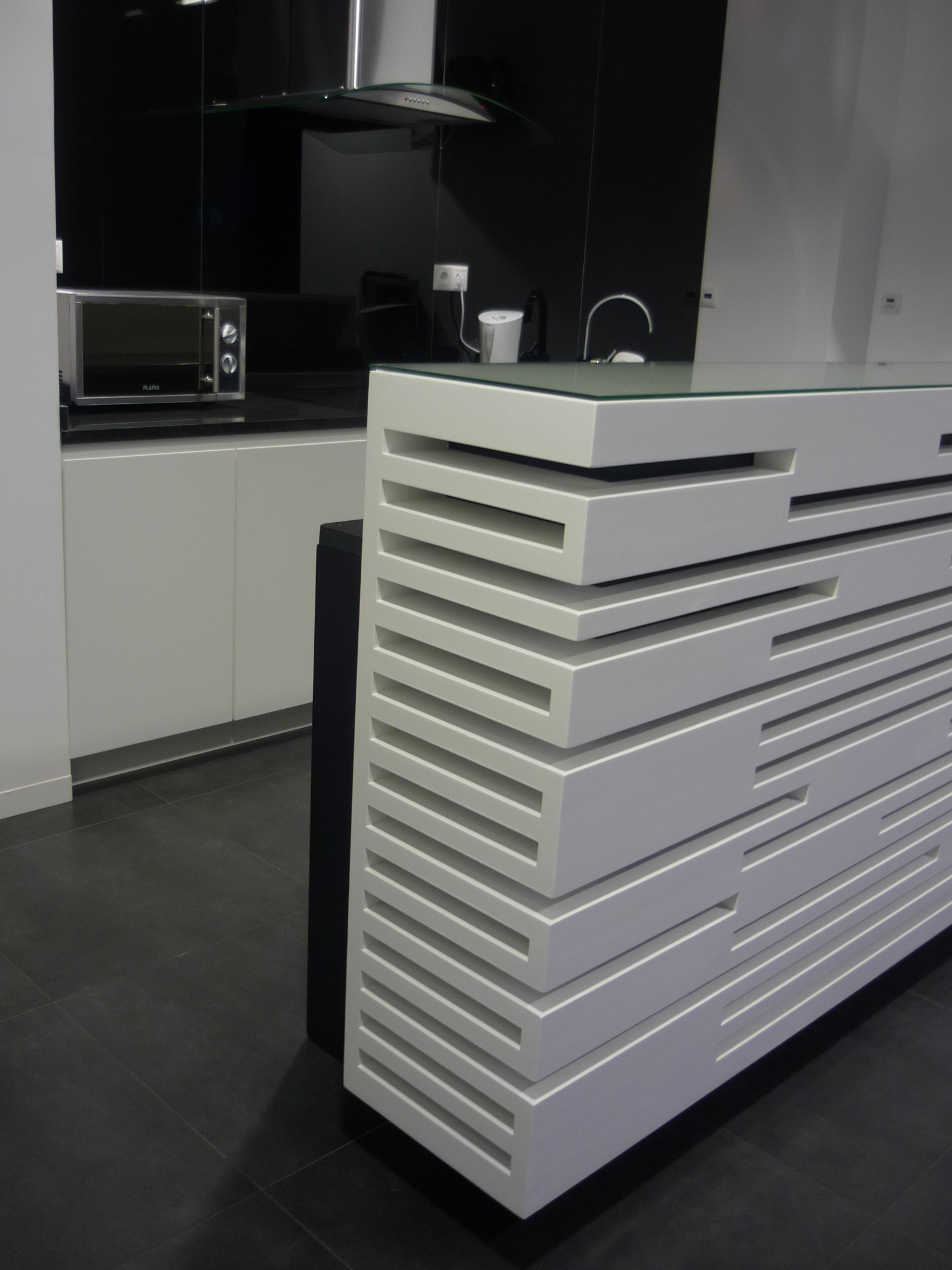 Ilha com design em ripas lacadas a branco e tampo em vidro temperado