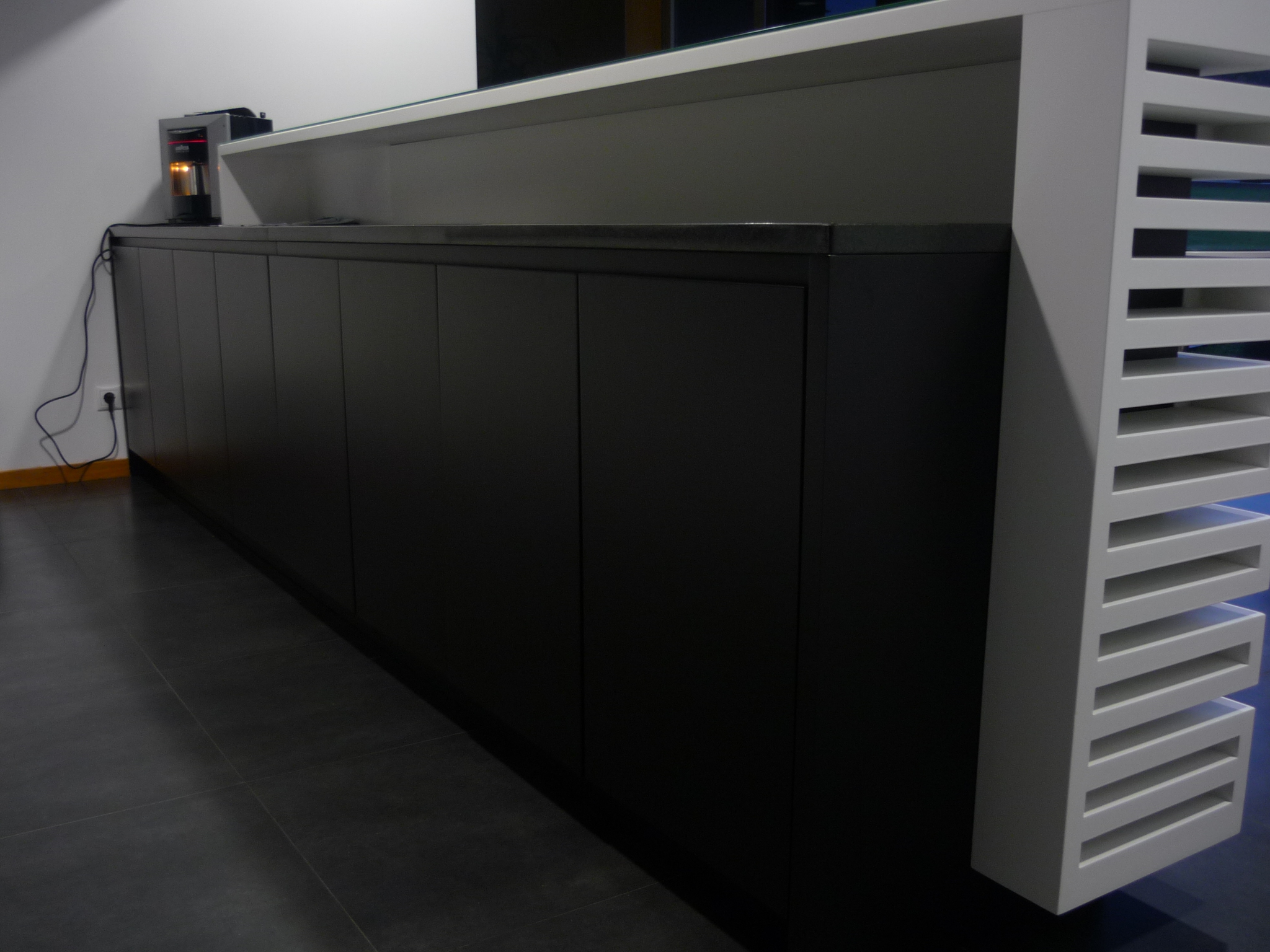 Modulo de apoio em lacado escuro com zona de cafe e painel decorativo