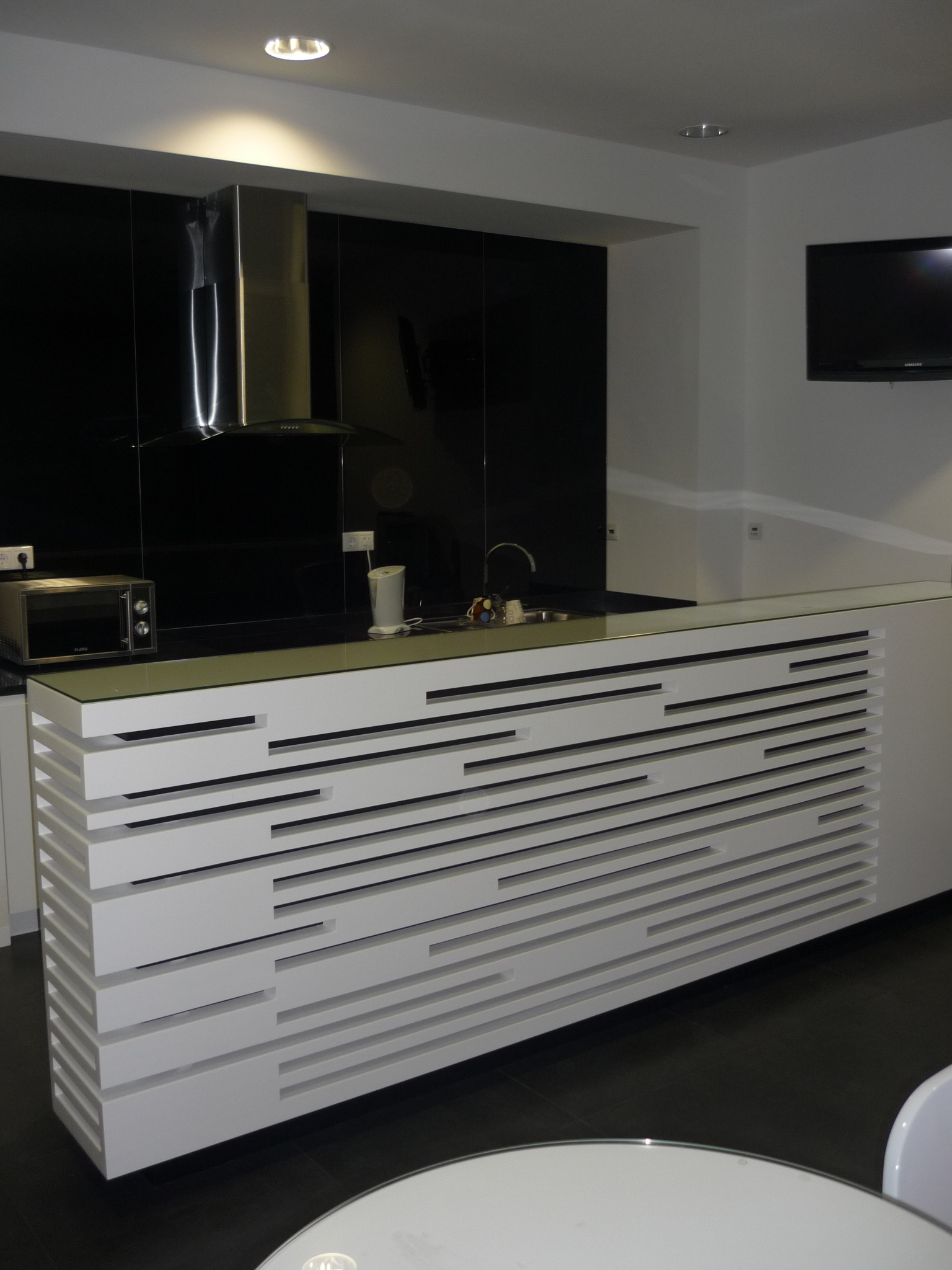 Perspetiva panoramica do balcao com acabamentos lacados branco e preto