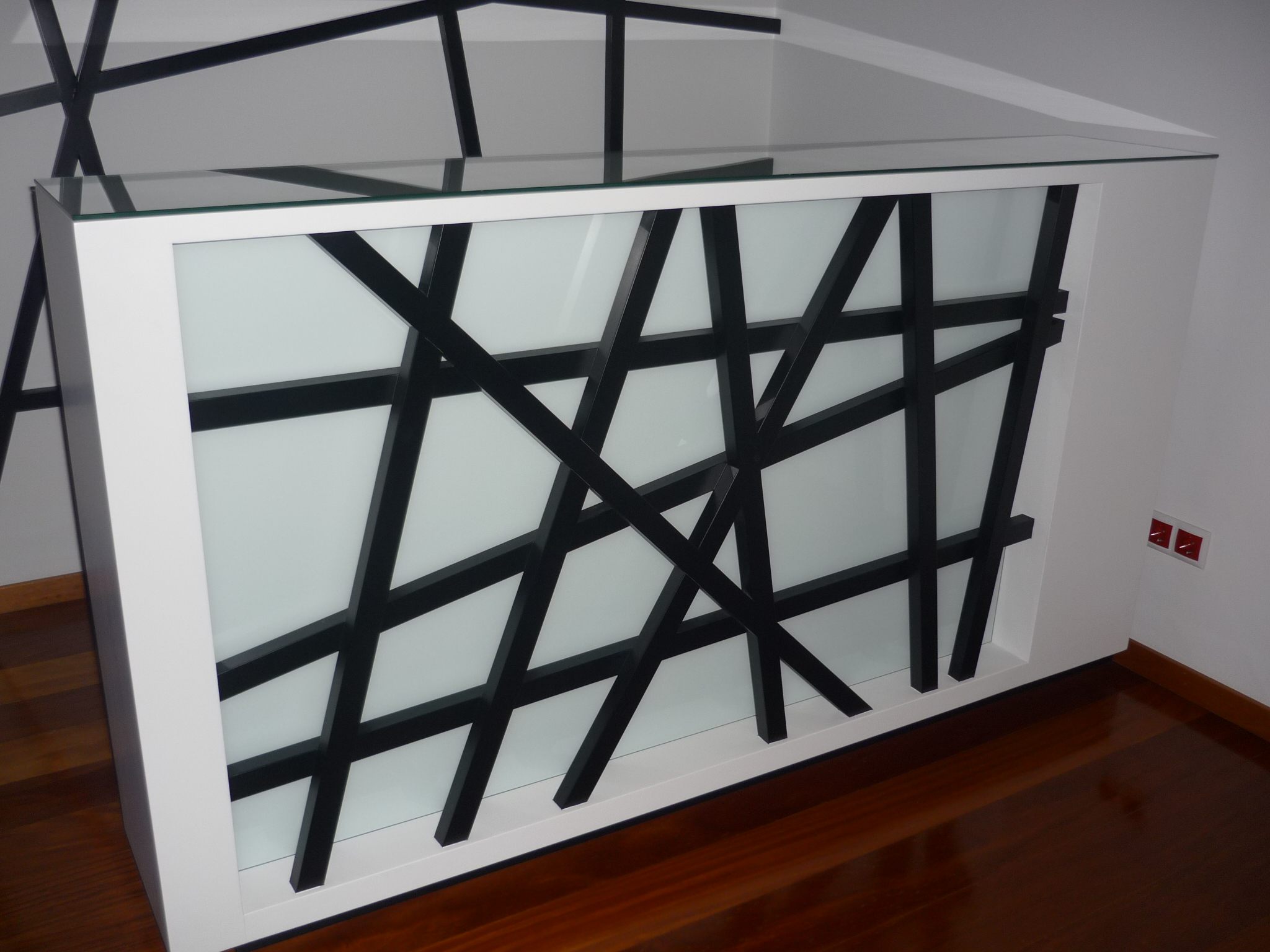 Posto de trabalho com secretaria e parede decorativa em linhas geometricas