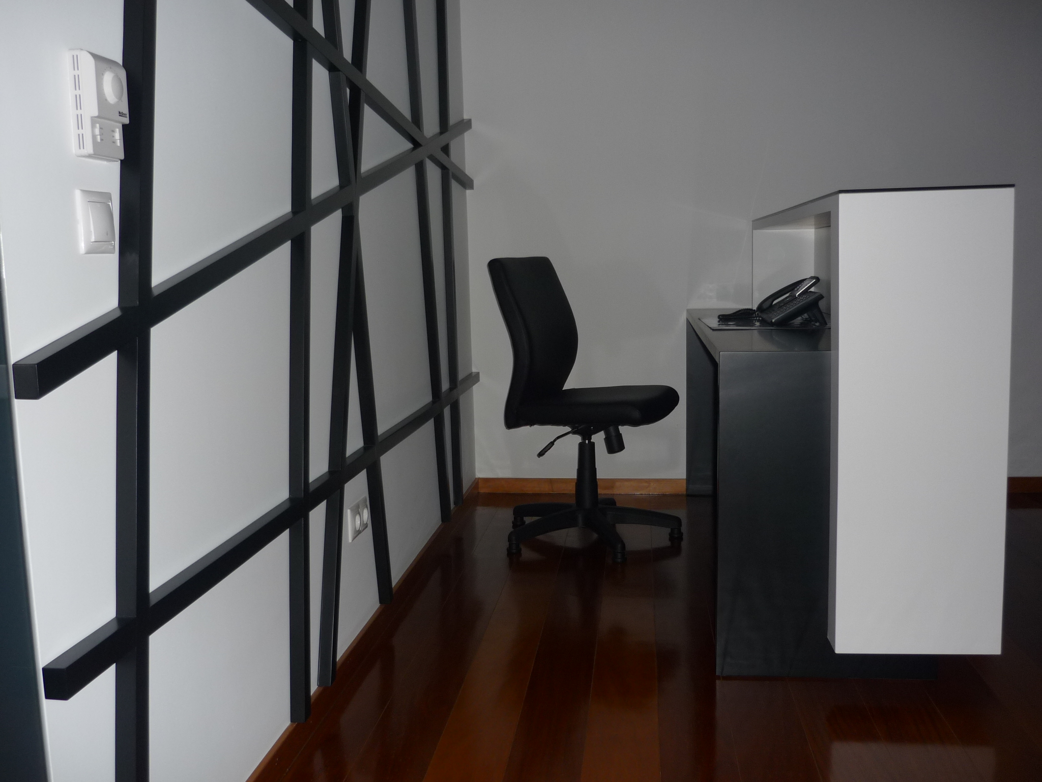 Espaco de trabalho com pe-direito duplo e revestimento mural geometrico