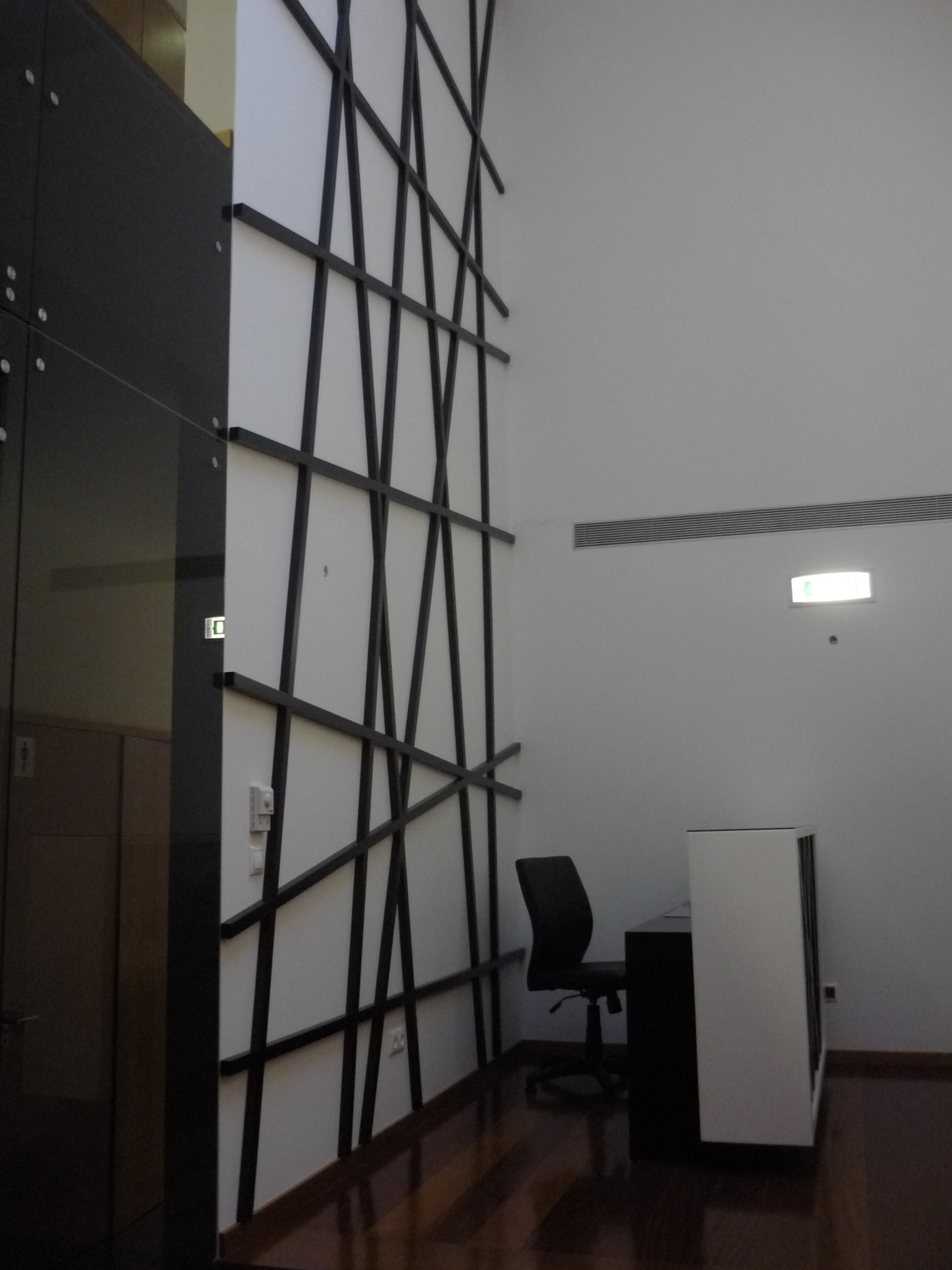 Detalhe do balcao com padrão de linhas cruzadas em vidro e lacado