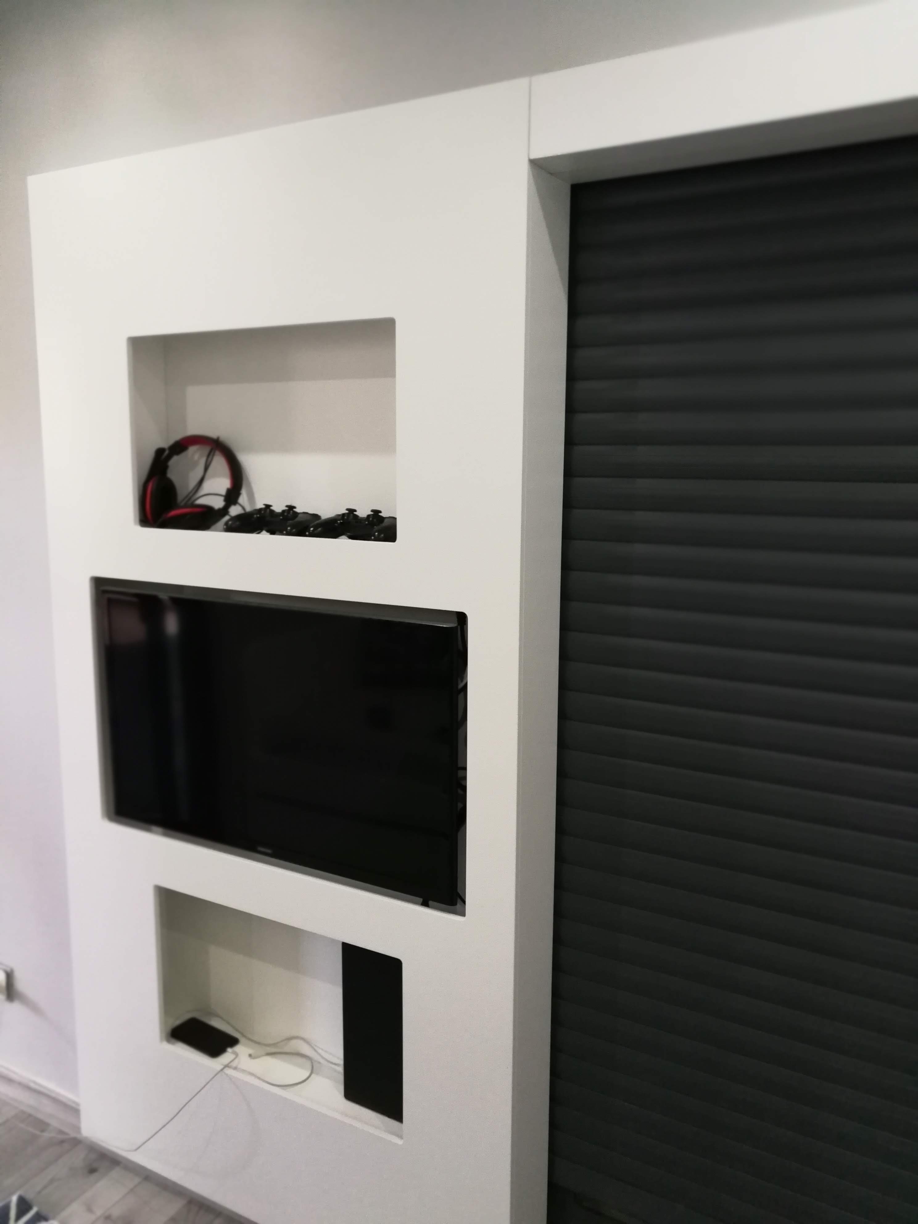 Movel de entretenimento com nichos para TV, consolas e estores de arrumacao