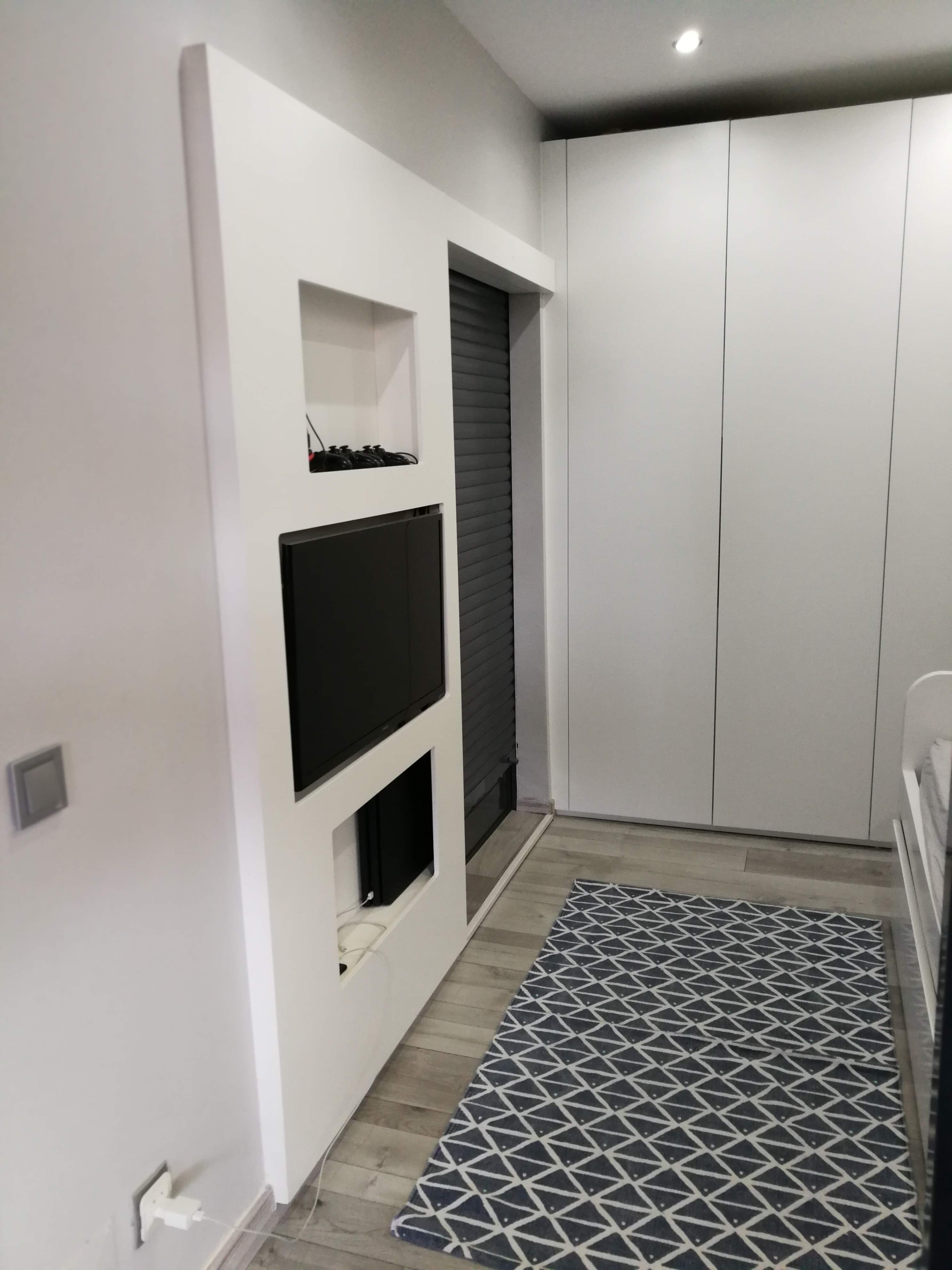 Perspetiva completa do movel de TV com nichos e armario de corpo inteiro lacado branco