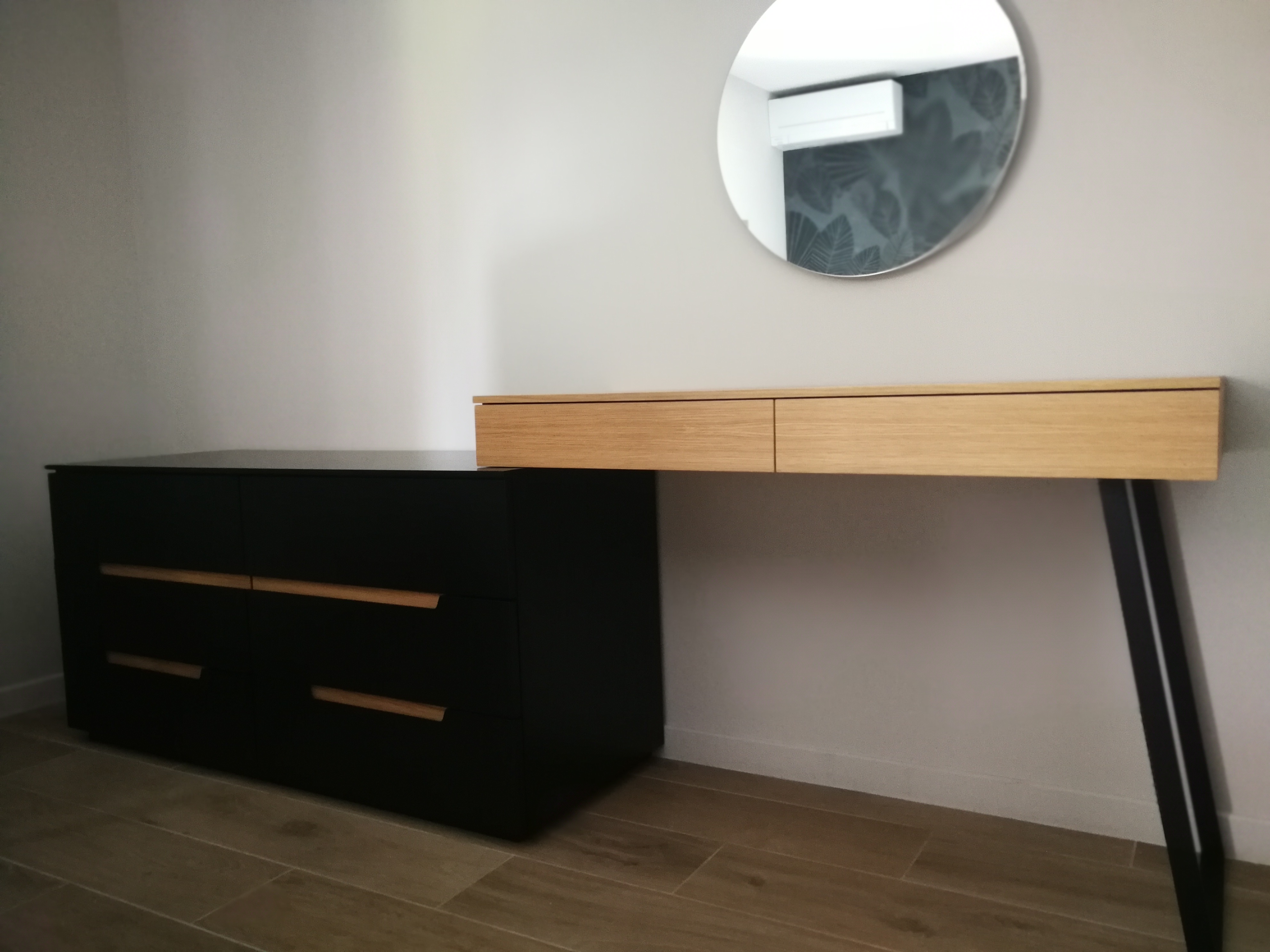 Comoda preta com puxadores em carvalho, secretaria suspensa em carvalho e espelho redondo