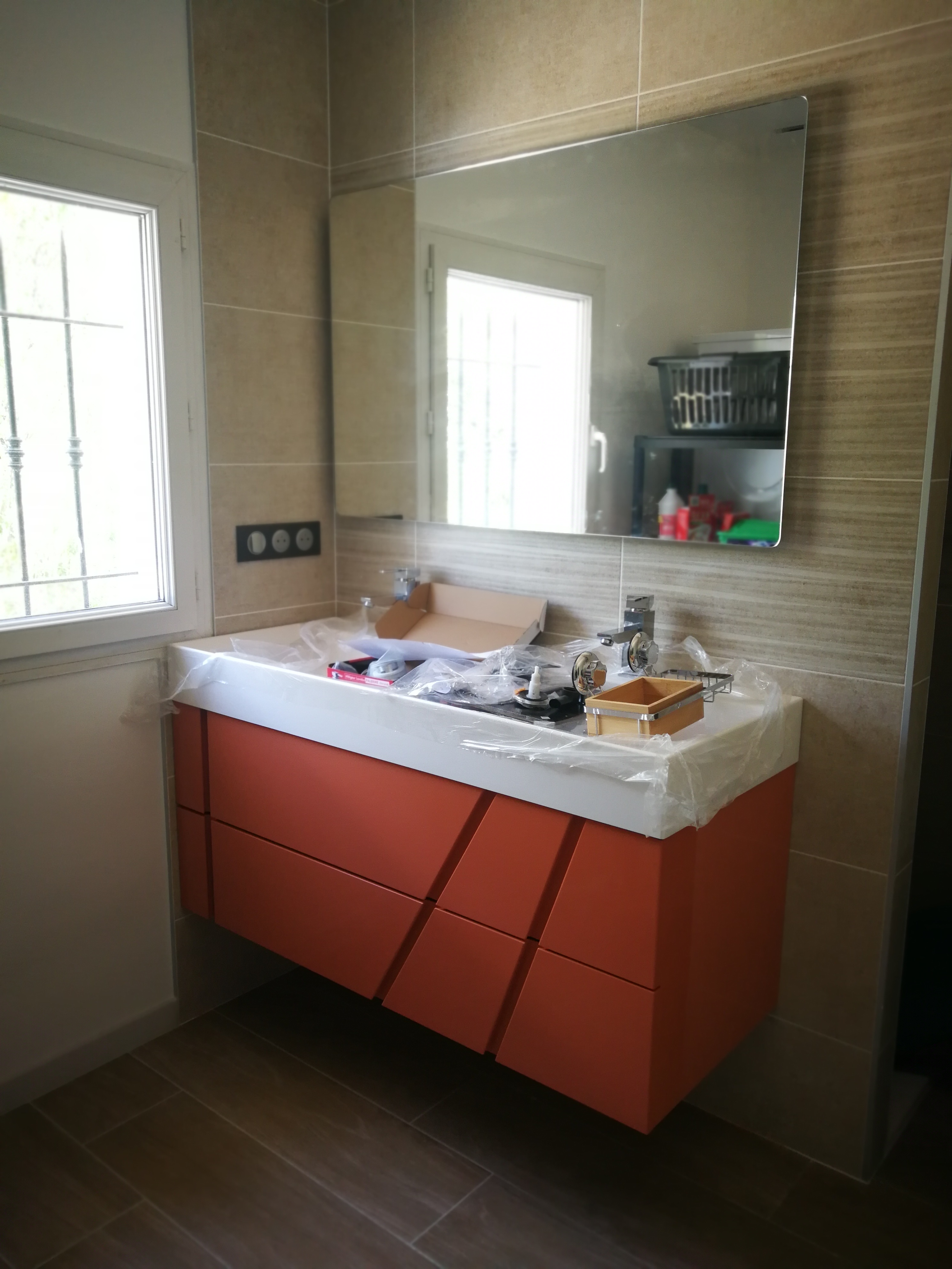 Casa de banho com movel suspenso terracota, lavatorio branco e azulejo bege