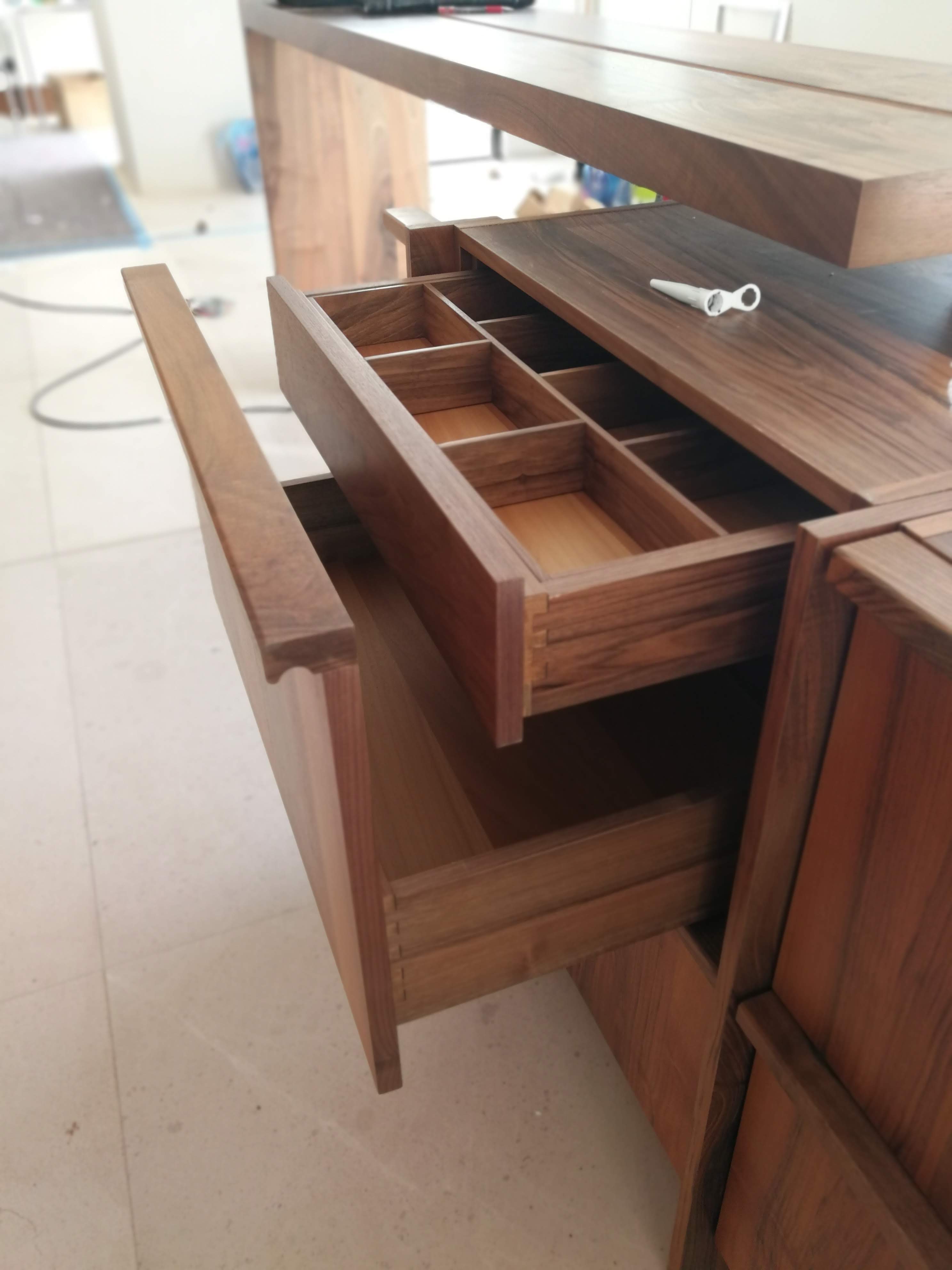 Gavetao aberto em nogueira com divisorias interiores para talheres, carpintaria artesanal